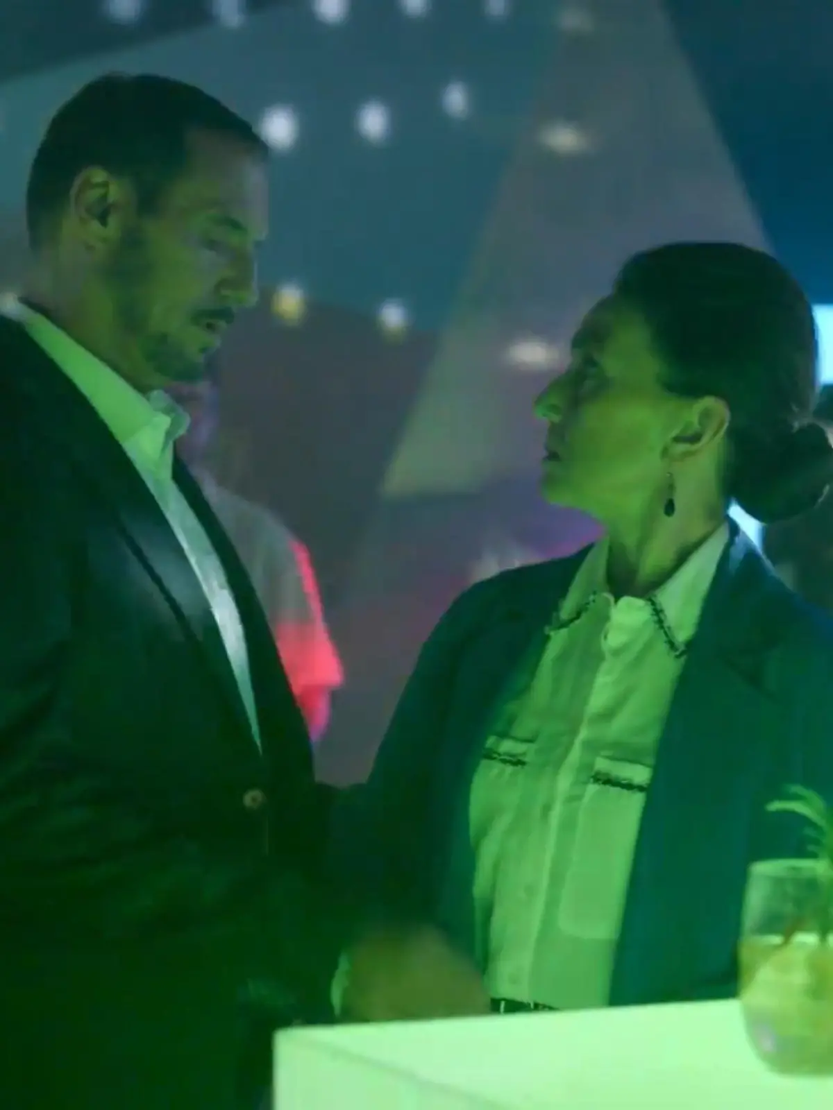 AWZ: Simone und Richard begegnen sich auf einer Party