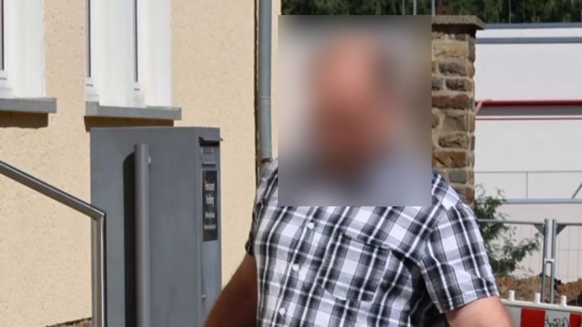 Der 40-Jährige arbeitet trotz Anzeige weiter.