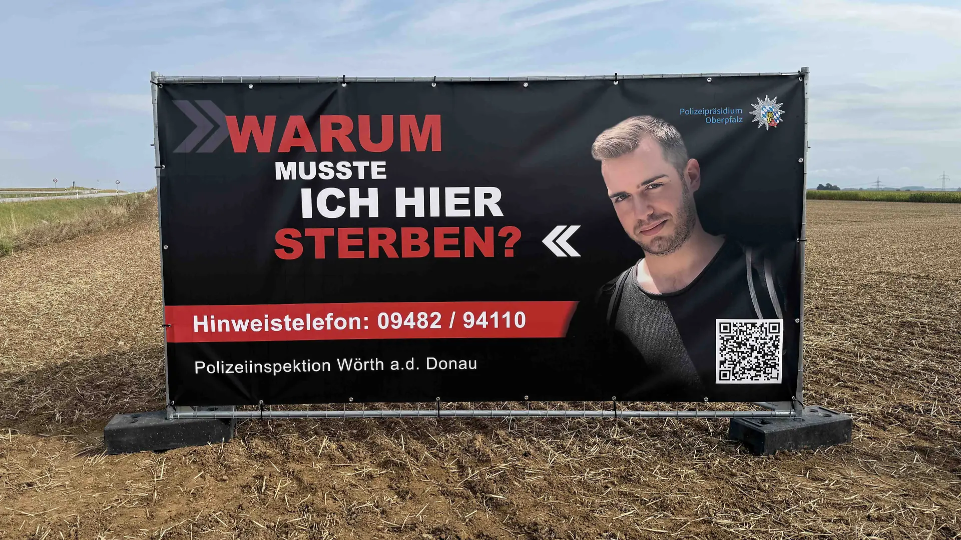 In der Nacht vom 3. auf den 4. September 2024 kam es zu einem tödlichen
Verkehrsunfall auf der Verbindungsstraße zwischen Sünching und Riekofen.
Dabei kam der damals 24-jährige Vinzenz L. ums Leben. Er war zuvor auf dem
Sünchinger Markt. Der Unfallverursacher ist bis heute flüchtig.