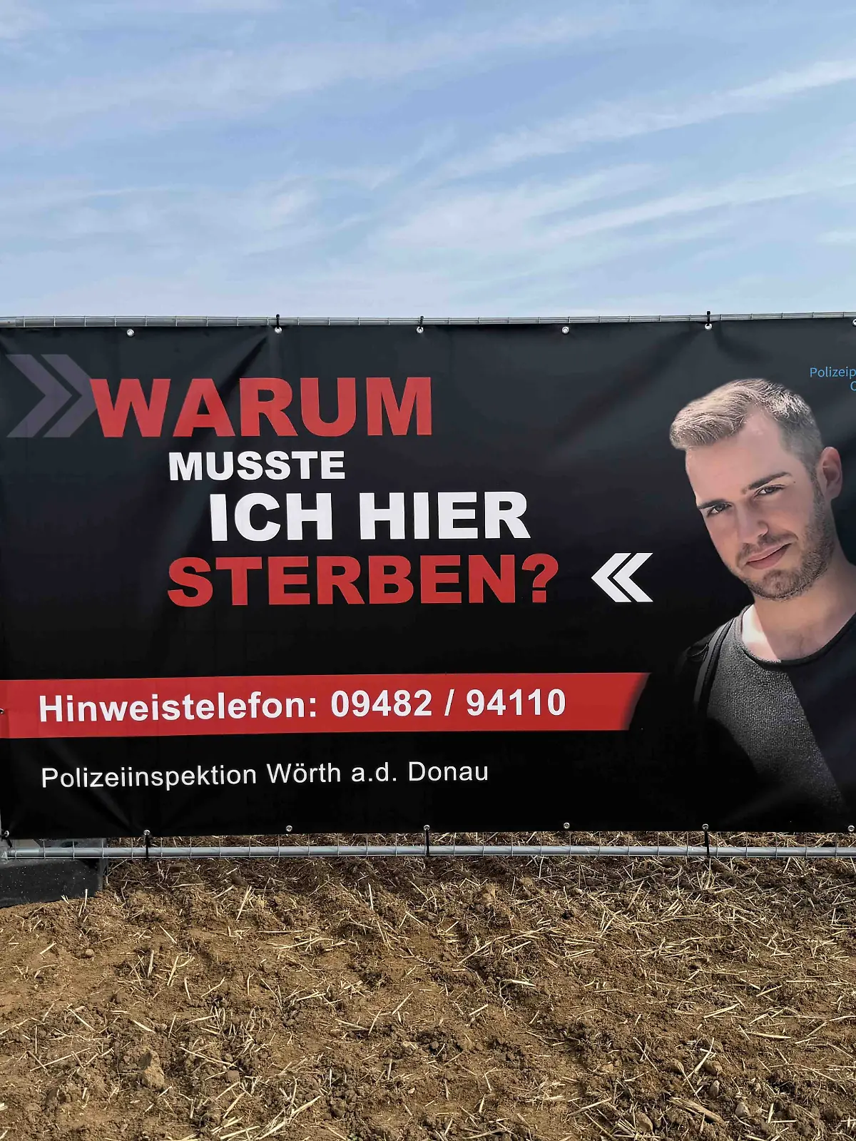 In der Nacht vom 3. auf den 4. September 2024 kam es zu einem tödlichen
 Verkehrsunfall auf der Verbindungsstraße zwischen Sünching  und Riekofen.
 Dabei kam der damals  24-jährige Vinzenz L. ums Leben. Er war zuvor auf dem
 Sünchinger Markt. Der Unfallverursacher ist bis heute flüchtig.