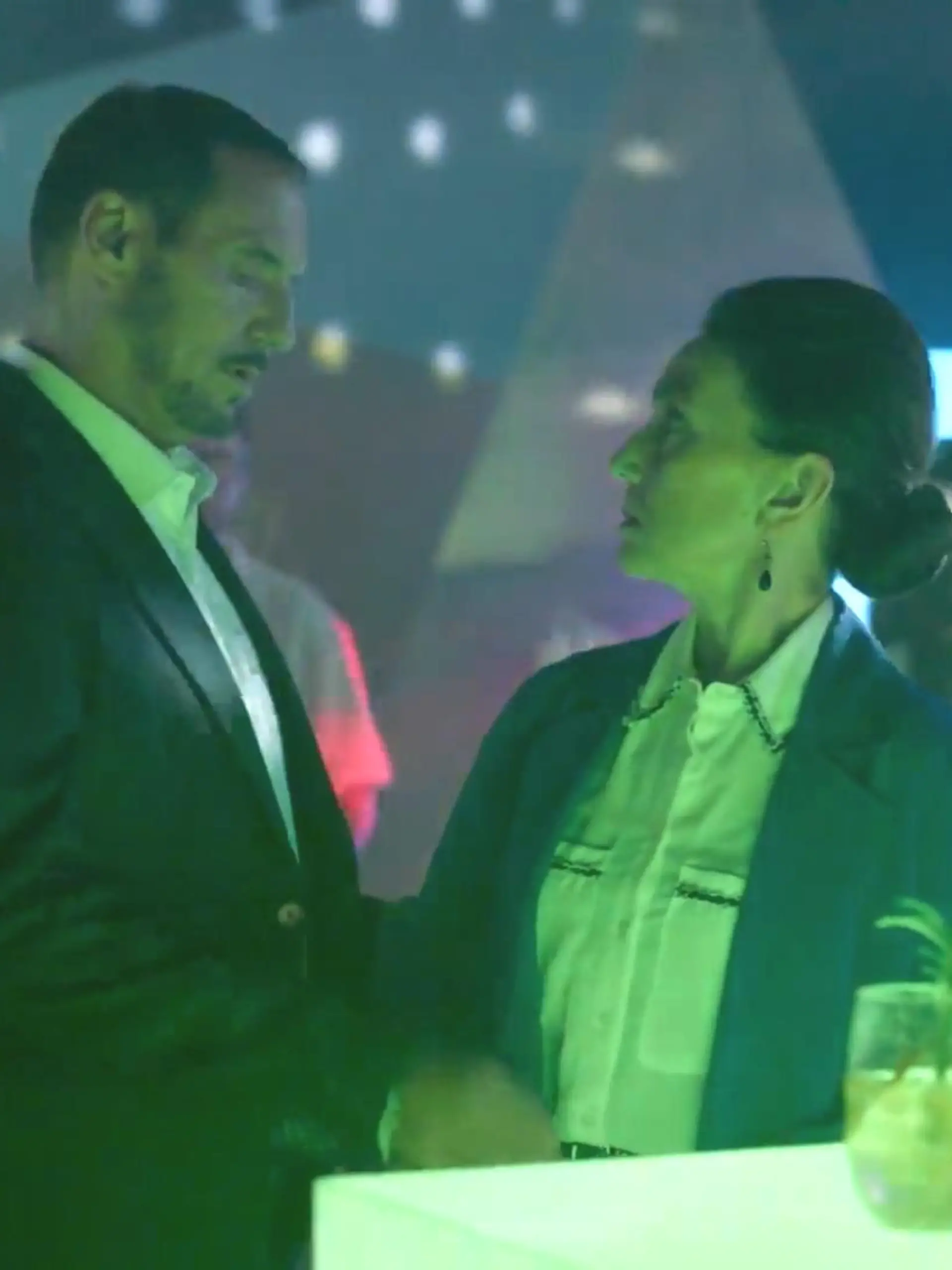 AWZ: Simone und Richard begegnen sich auf einer Party
