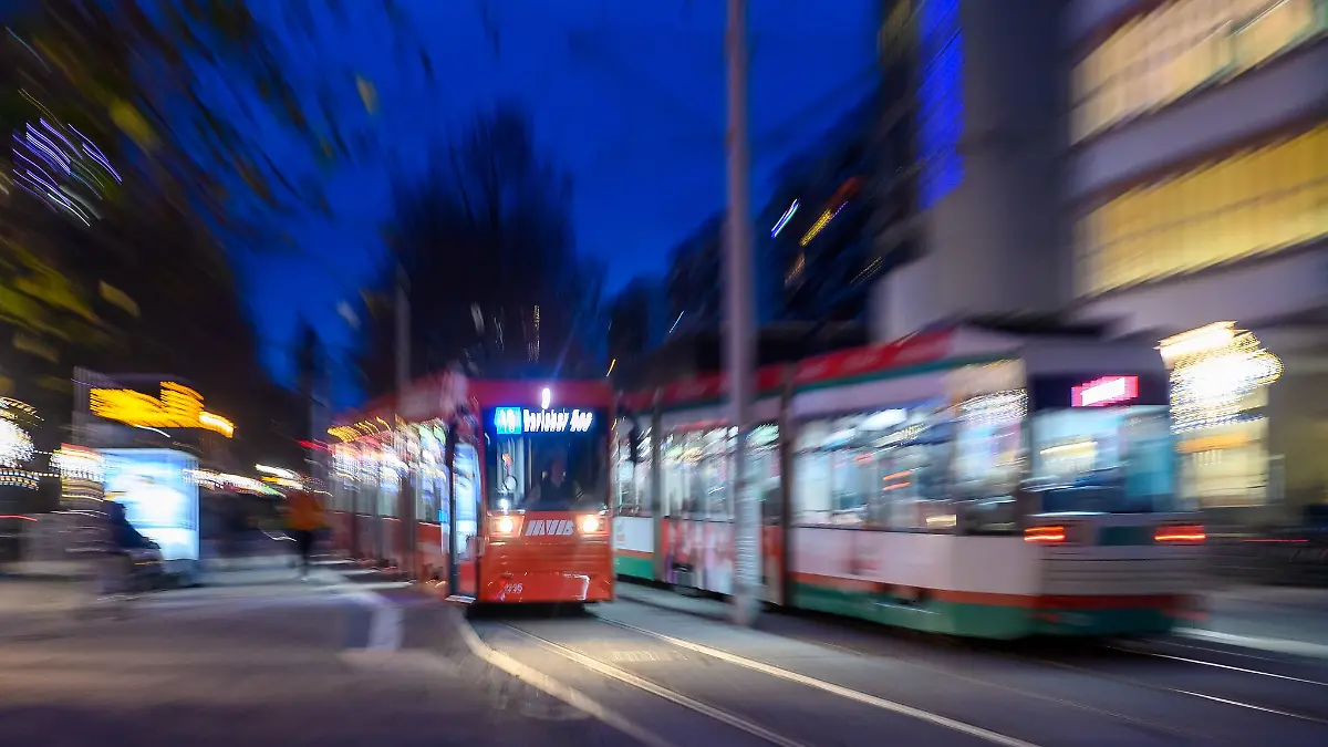 Unbekannte haben einen großen Stein auf eine Straßenbahn geworfen. (Symbolbild)