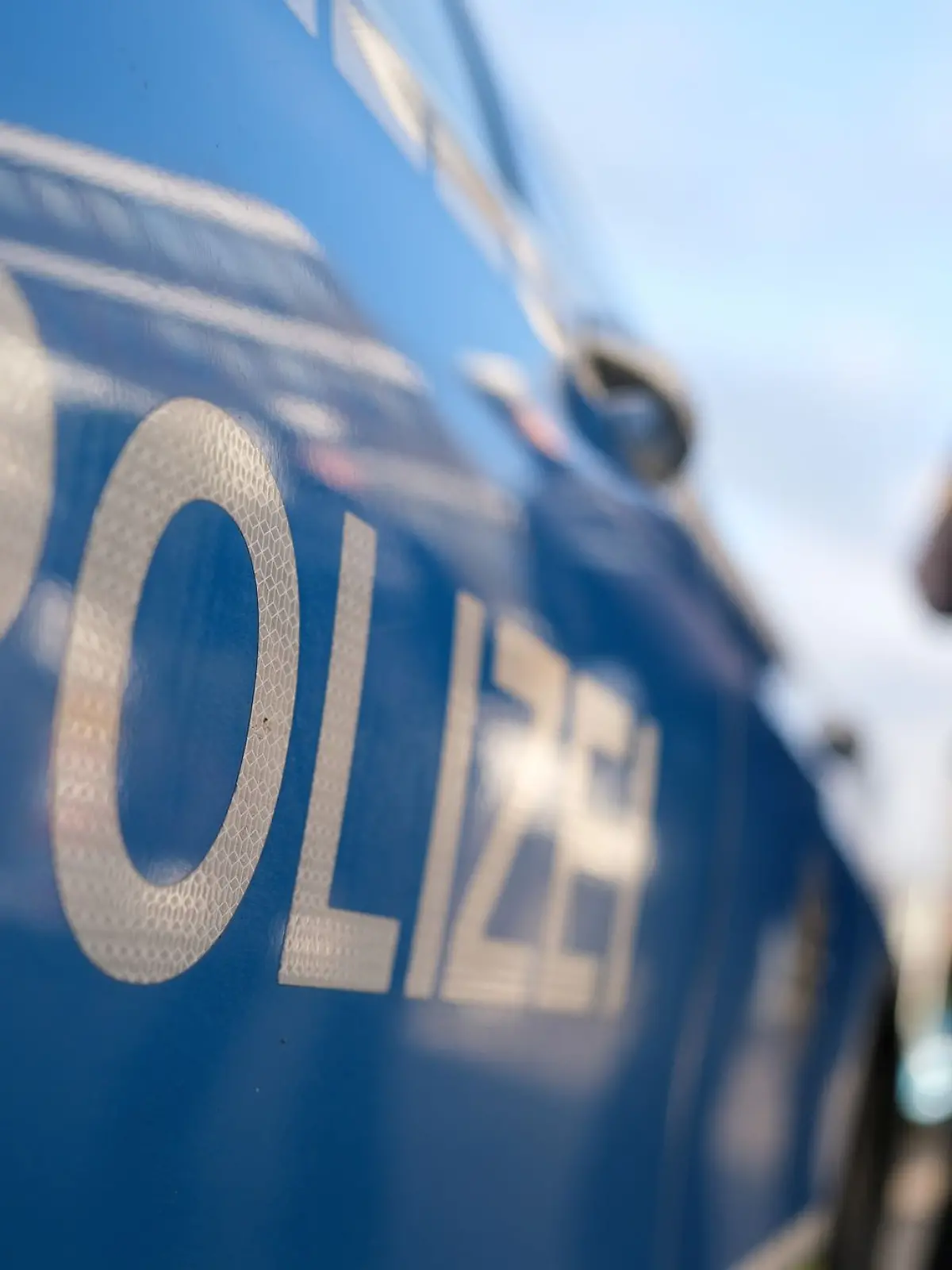 Bild zu: "Bus-Crash mit parkendem Auto – Kindergartengruppe an Bord!"