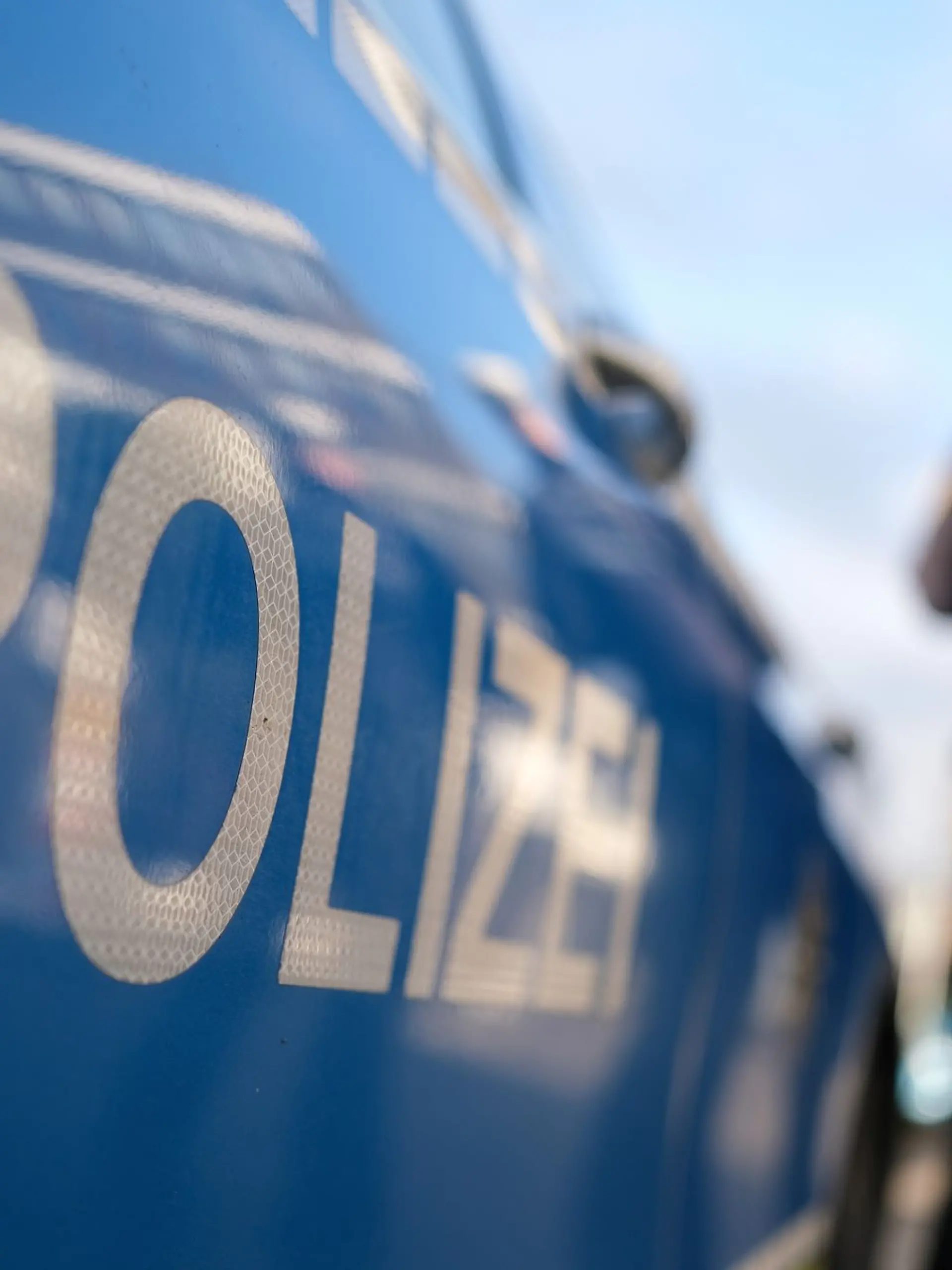 Bild zu: "Bus-Crash mit parkendem Auto – Kindergartengruppe an Bord!"