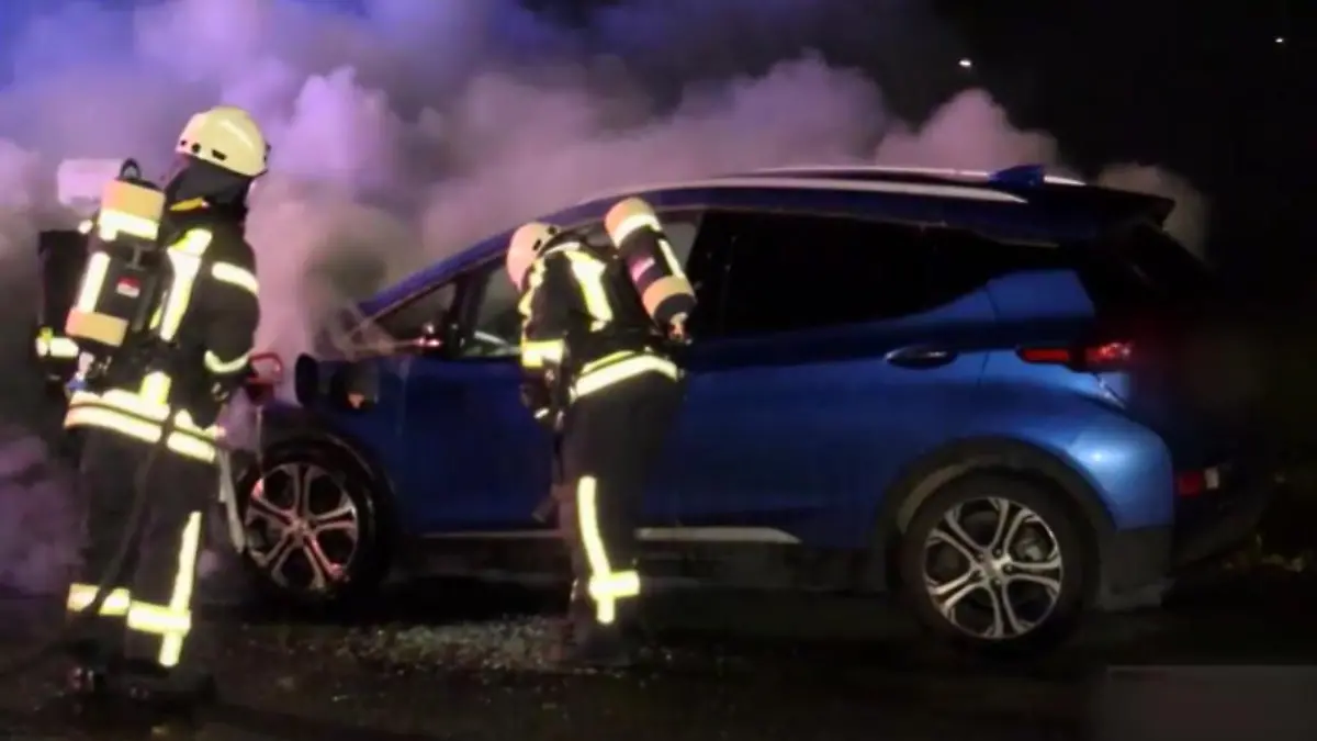 Explosion von E-Auto zerstört Nachbarschaft Neue Löschmethoden der Feuerwehr für E-Autos
