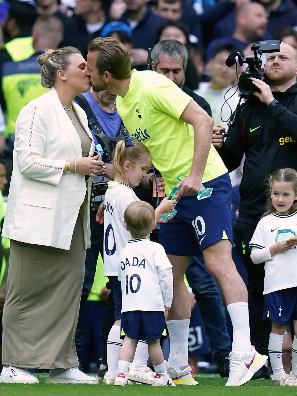 Tottenham Hotspur v Brentford - Premier League - Tottenham Hotspur Stadium Katie Goodland kisses Tottenham Hotspur s Harry Kane following the Premier League match at the Tottenham Hotspur Stadium, London. Picture date: Saturday May 20, 2023. EDITORIAL USE ONLY No use with unauthorised audio, video, data, fixture lists, club/league logos or live services. Online in-match use limited to 120 images, no video emulation. No use in betting, games or single club/league/player publications. PUBLICATIONxNOTxINxUKxIRL Copyright: xJohnxWaltonx 72258047