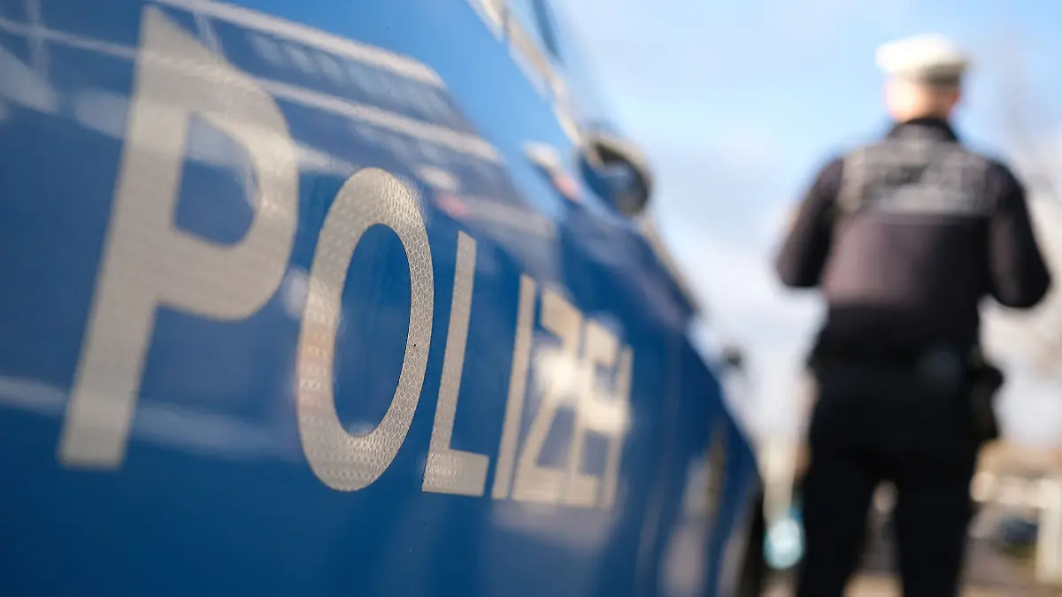 Zwei Polizeibeamte werden bei einer riskanten Verfolgungsjagd in Oberbayern leicht verletzt.