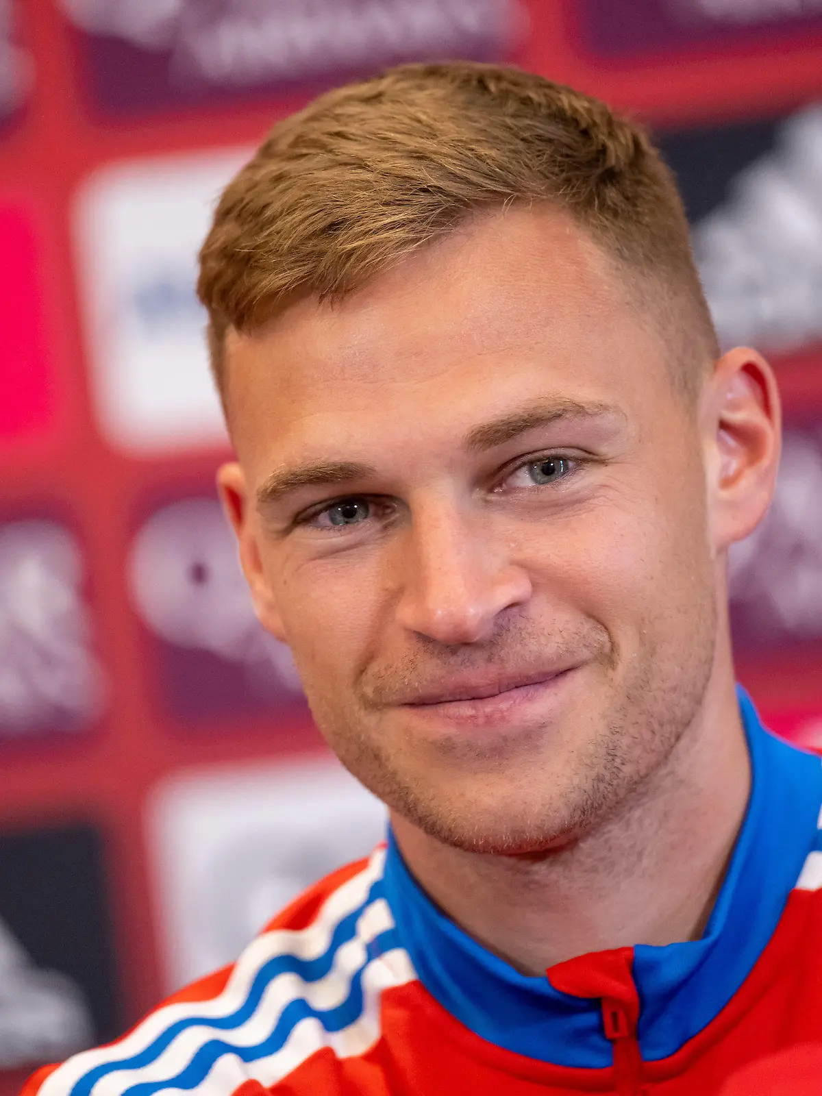 11.01.2023, Katar, Doha: Fußball, Bundesliga, FC Bayern München, Trainingslager, Joshua Kimmich nimmt an einer Pressekonferenz des FC Bayern München teil. Der Verein absolviert bis zum 12.01.2023 sein Winter-Trainingslager in Doha (Katar). Foto: Peter Kneffel/dpa +++ dpa-Bildfunk +++