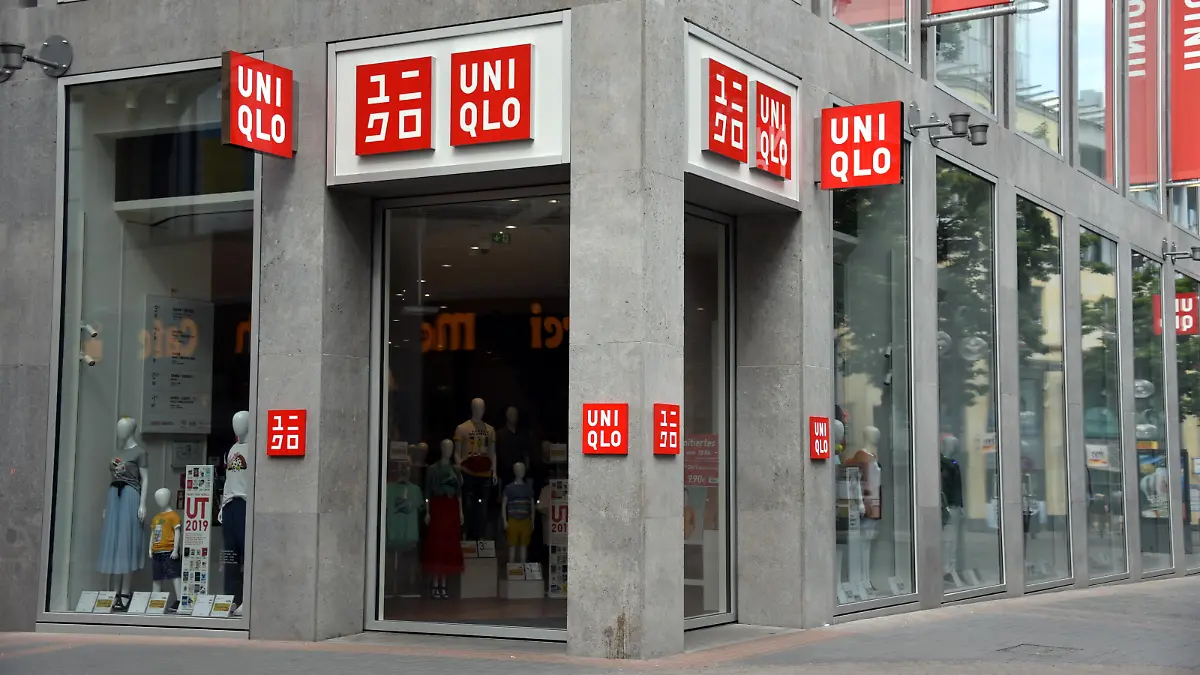 Der Eingang zu einer Filiale des japanischen Bekleidungseinzelhändler UNIQLO ,