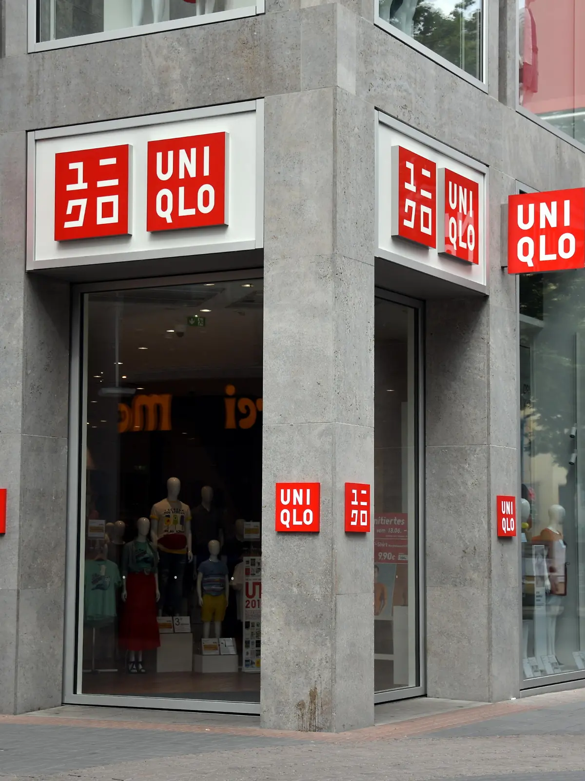 Der Eingang zu einer Filiale des japanischen Bekleidungseinzelhändler UNIQLO ,