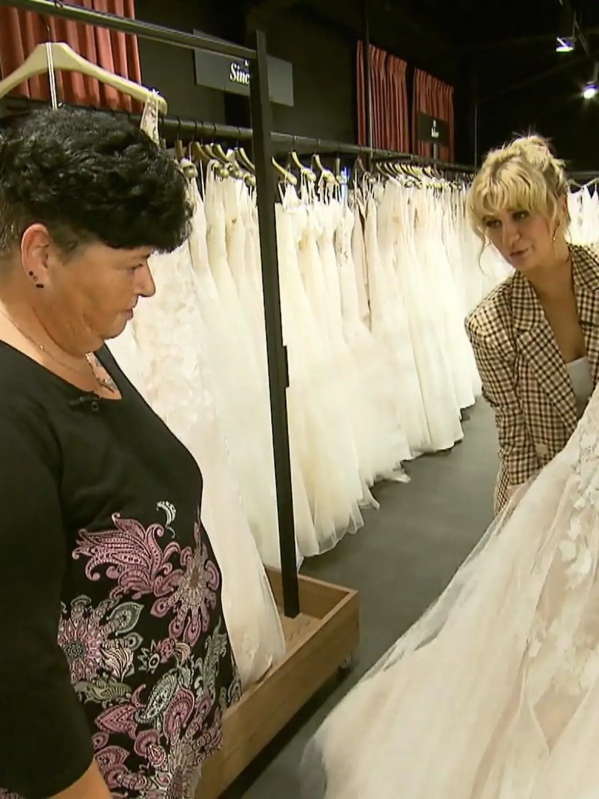 Bild zu: "Braut Claudia sieht sich nun doch in einem Kleid!"