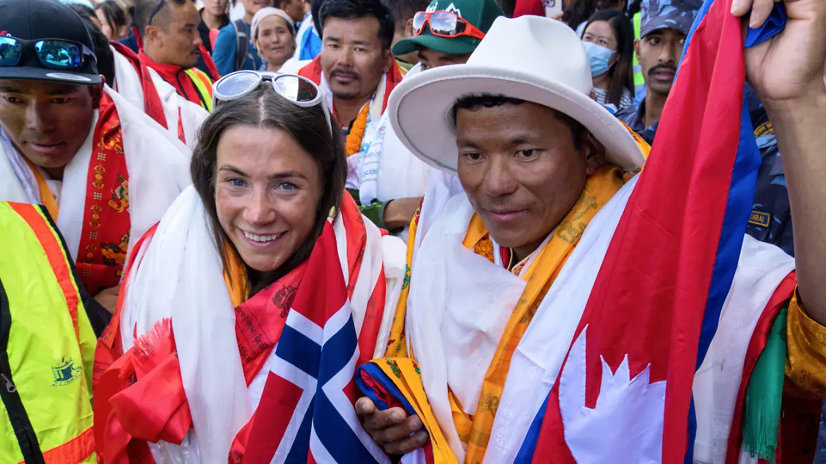 05.08.2023, Nepal, Kathmandu: Kristin Harila (l), Bergsteigerin aus Norwegen, und Tenjen Sherpa (r), Sherpa-Führer aus Nepal, kommen in Kathmandu an. Ein Nepalese und eine Norwegerin haben alle 14 Achttausender-Berge im Rekordtempo bestiegen. (Wiederholung mit verändertem Bildausschnitt) Foto: Niranjan Shrestha/AP/dpa +++ dpa-Bildfunk +++
