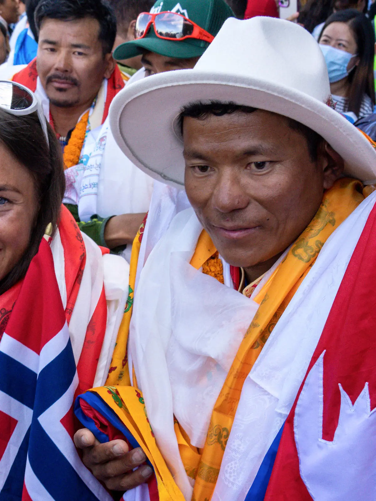 05.08.2023, Nepal, Kathmandu: Kristin Harila (l), Bergsteigerin aus Norwegen, und Tenjen Sherpa (r), Sherpa-Führer aus Nepal, kommen in Kathmandu an. Ein Nepalese und eine Norwegerin haben alle 14 Achttausender-Berge im Rekordtempo bestiegen. (Wiederholung mit verändertem Bildausschnitt) Foto: Niranjan Shrestha/AP/dpa +++ dpa-Bildfunk +++
