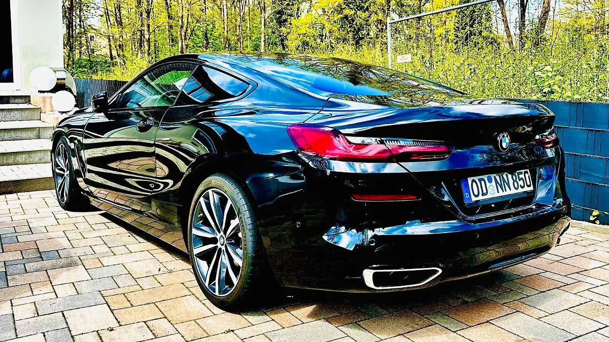 Niko gibt nicht auf, bis sein Auto und die Diebe gefunden sind.