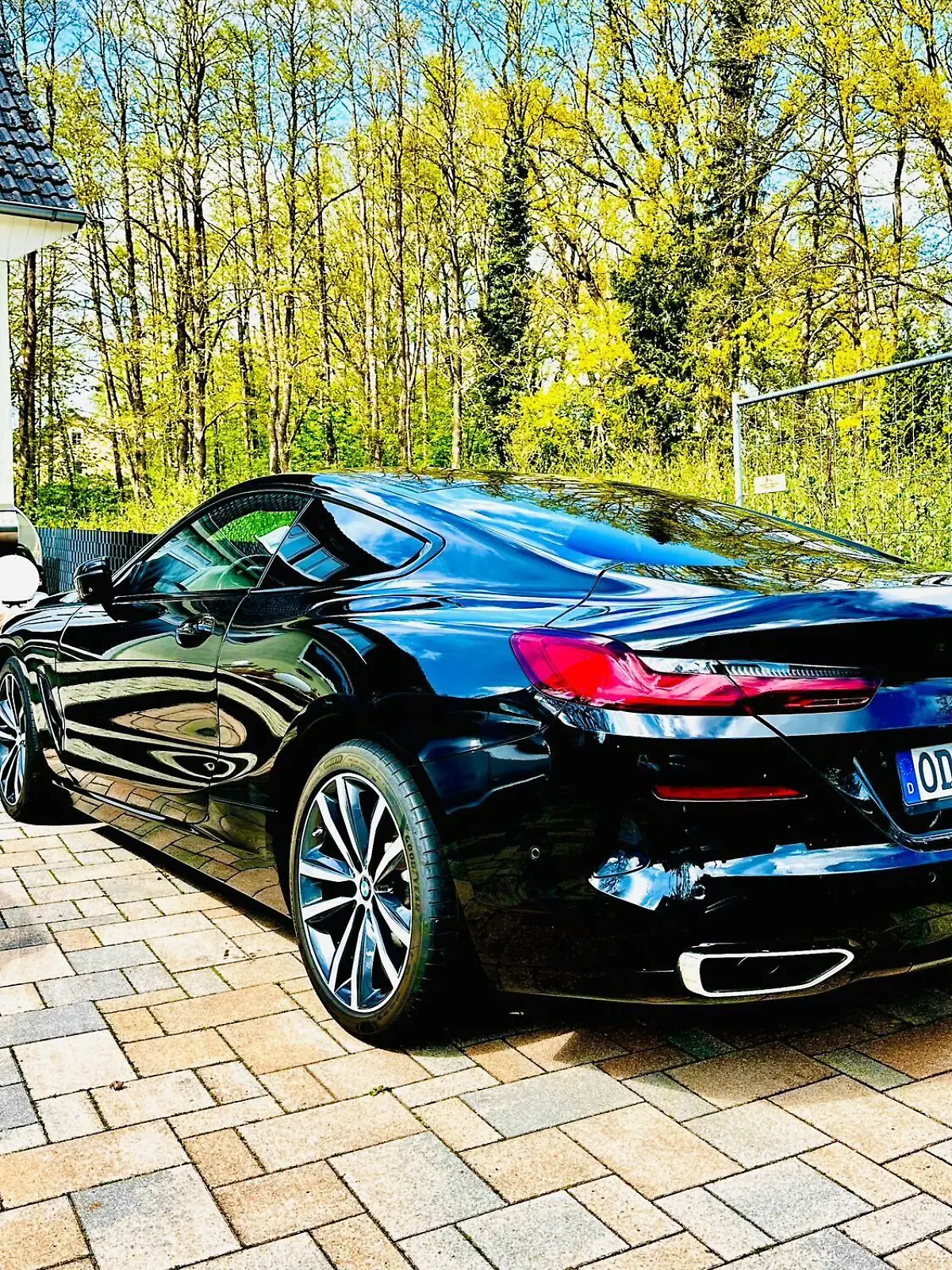 Niko gibt nicht auf, bis sein Auto und die Diebe gefunden sind. 