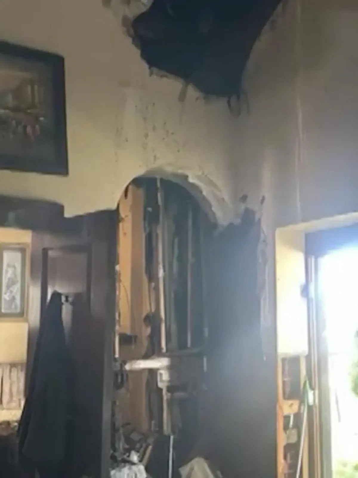 Feuerwehrmann kracht durch Decke