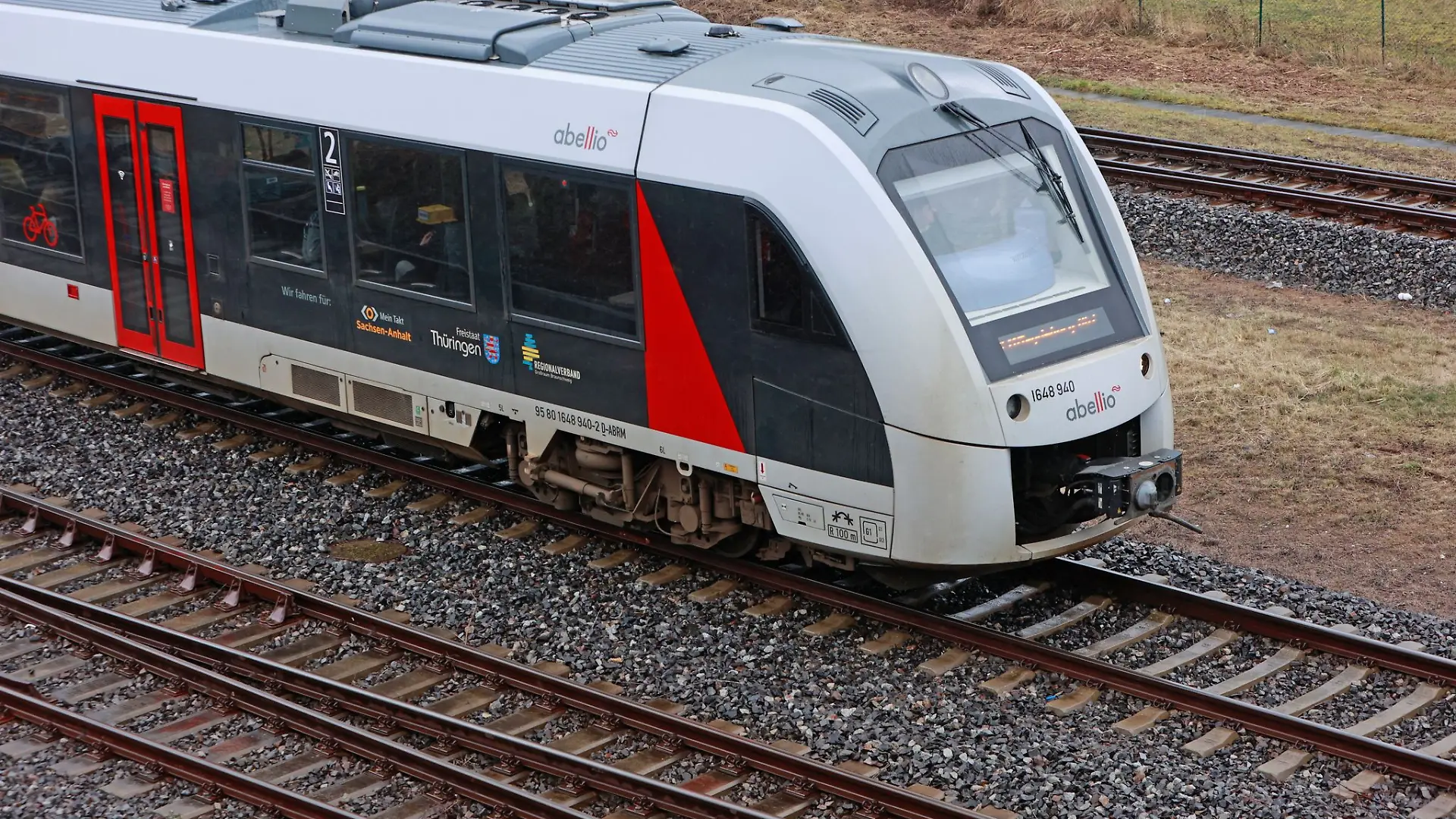 Starkregen hat Schlamm auf einen Bahnübergang in Roßla gespült. Es kommt zu Verspätungen bei Verbindungen des Unternehmens Abellio. (Symbolbild)