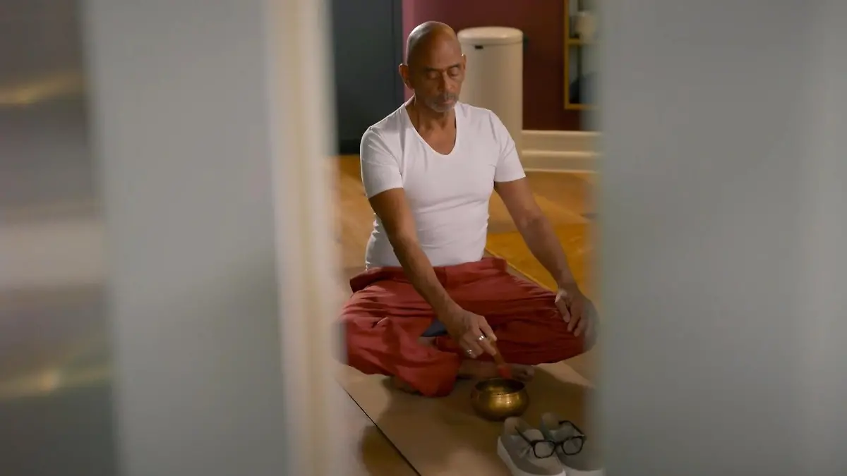 Pierre Sanoussi-Bliss in seiner Rolle als Adam Wolters