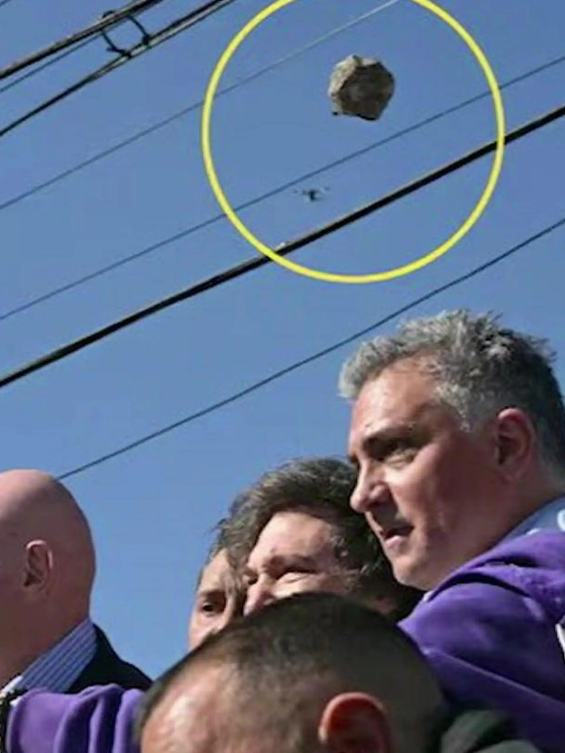 Bild zu: "Es fliegen sogar Steine! Brutale Attacke auf Präsidenten bei Wahlkampf"