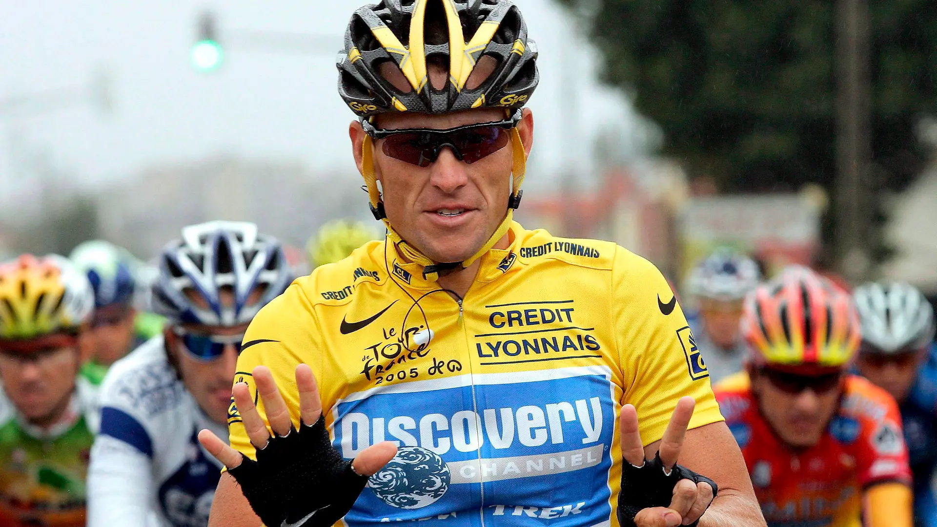 epa03442129 (FILE) A file picture dated 24 July 2005 shows US cyclist Lance Armstrong of the Discovery Channel Team signalling a seven as he is on his way to win his seventh Tour de France in Corbeil-Essonnes, France. Armstrong has been stripped off his seven Tour de France titles the international cycling federation UCI announced at a press conference in Geneva, 22 October 2012. EPA/OLIVIER HOSLET *** Local Caption *** 02585873 +++(c) dpa - Bildfunk+++