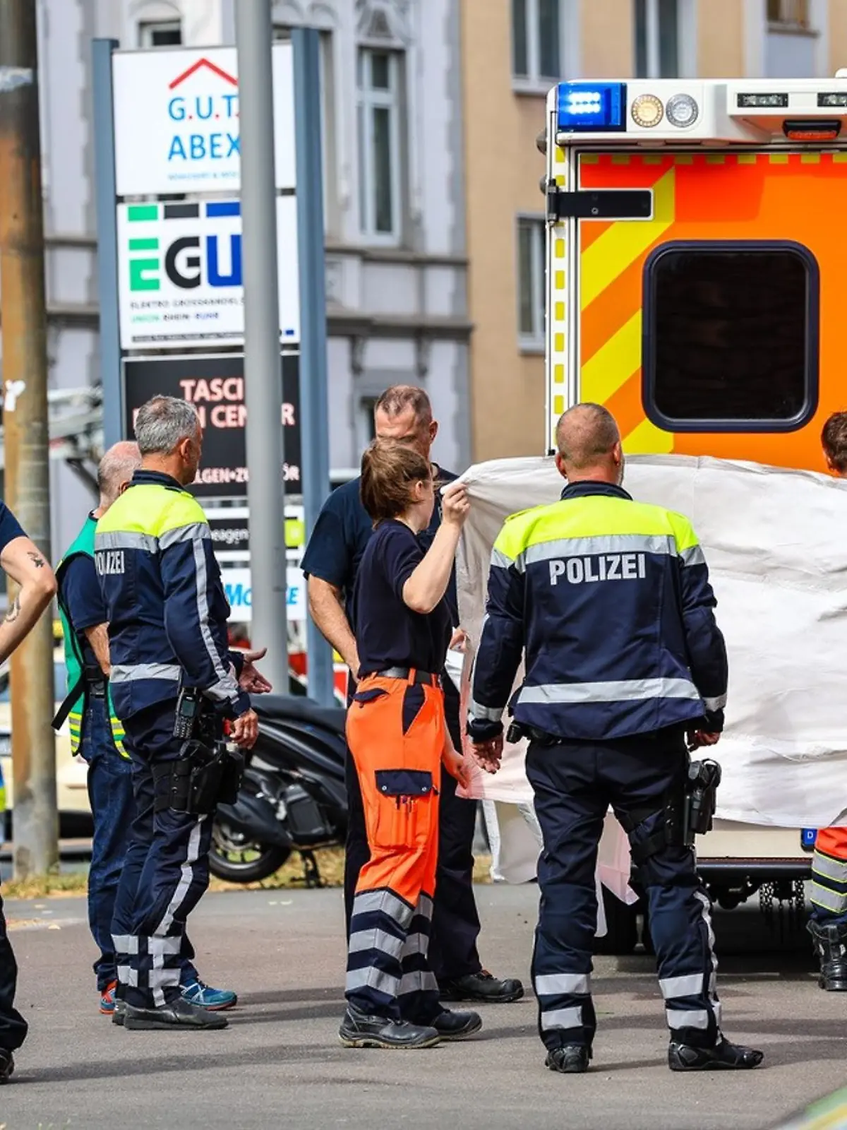 Bild zu: "Kleinkind schwebt nach Fenstersturz in Lebensgefahr"