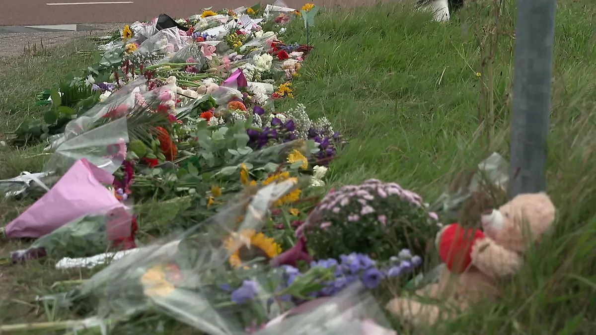 Trauernde haben Blumen und Kuscheltiere niedergelegt