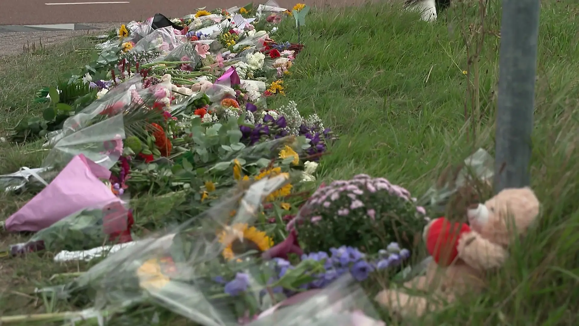 Trauernde haben Blumen und Kuscheltiere niedergelegt