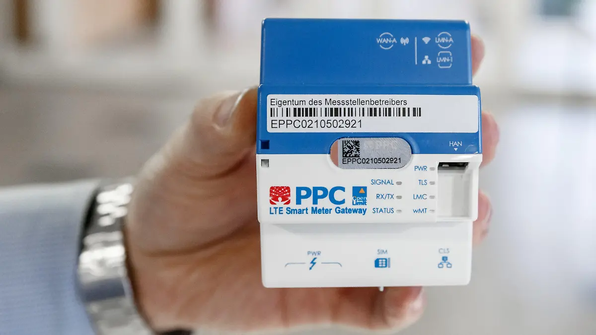 ARCHIV - 30.01.2020, Schleswig-Holstein, Henstedt-Ulzburg: Eine Hand hält ein Smart-Meter-Gateway zur Übertragung der Daten von digitalen Stromzählern. Die Bundesregierung will den Einbau intelligenter Stromzähler vorantreiben. (zu dpa «Regierung will Einbau intelligenter Stromzähler vorantreiben») Foto: Markus Scholz/dpa +++ dpa-Bildfunk +++