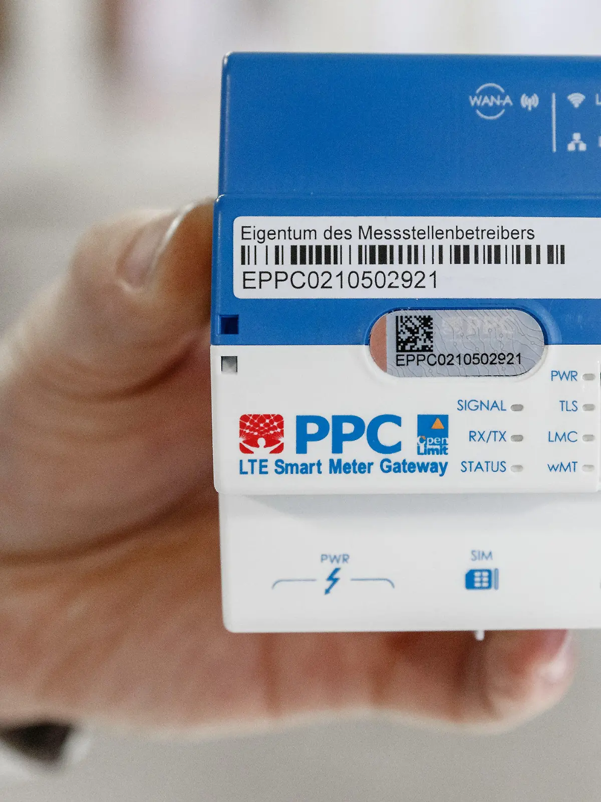 ARCHIV - 30.01.2020, Schleswig-Holstein, Henstedt-Ulzburg: Eine Hand hält ein Smart-Meter-Gateway zur Übertragung der Daten von digitalen Stromzählern. Die Bundesregierung will den Einbau intelligenter Stromzähler vorantreiben. (zu dpa «Regierung will Einbau intelligenter Stromzähler vorantreiben») Foto: Markus Scholz/dpa +++ dpa-Bildfunk +++
