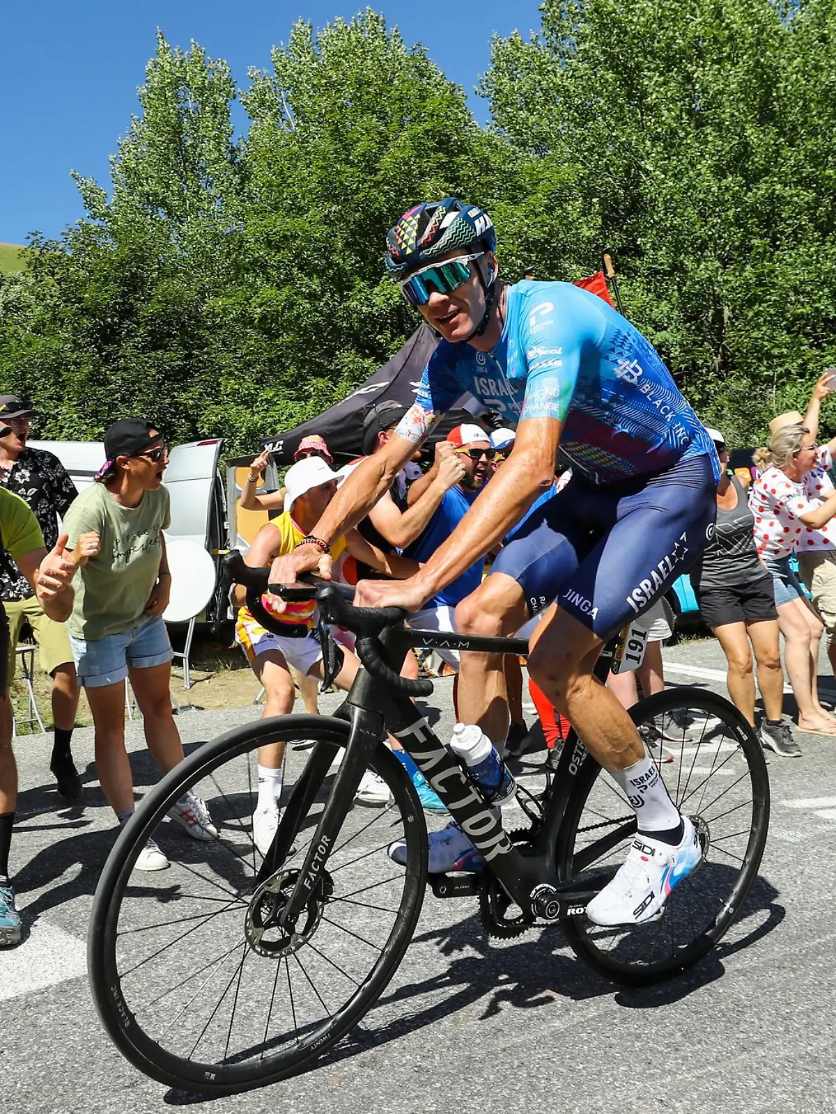 Bild zu: "Zahlreiche Knochenbrüche! Vierfacher Tour-de-France-Sieger Chris Froome bei Unfall schwer verletzt"