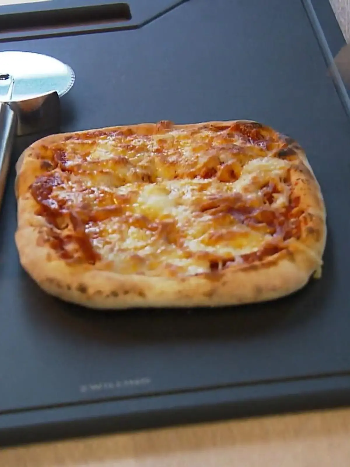 Bild zu: "Pizza aus der Heißluftfritteuse"