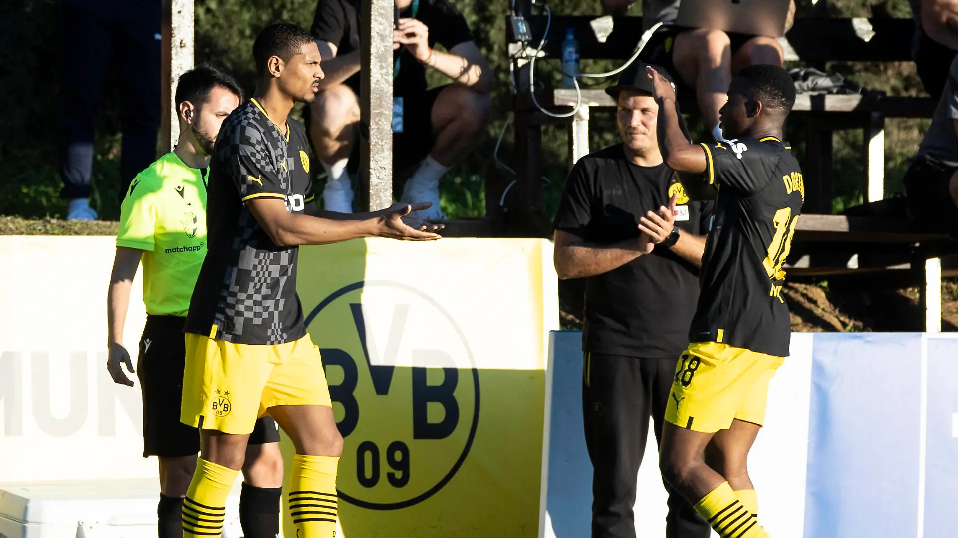 Fußball: 1. Bundesliga, Saison 2022/2023, Testspiel Borussia Dortmund - Fortuna Düsseldorf am 10.01.2023 in Marbella Spanien. Dortmunds Trainer Edin Terzic klatscht in die Hände, als Sebastien Haller links für Youssoufa Moukoko eingewechselt wird *** Soccer 1 Bundesliga, 2022 2023 season, test match Borussia Dortmund Fortuna Düsseldorf on 10 01 2023 in Marbella Spain Dortmund coach Edin Terzic claps his hands as Sebastien Haller, left, is substituted for Youssoufa Moukoko Copyright: xKirchner/MarcoxSteinbrennerx