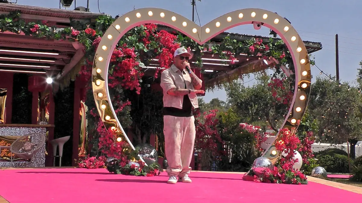Pietro Lombardi performt seinen Song „Fuego” in der „Love Island VIP”-Villa