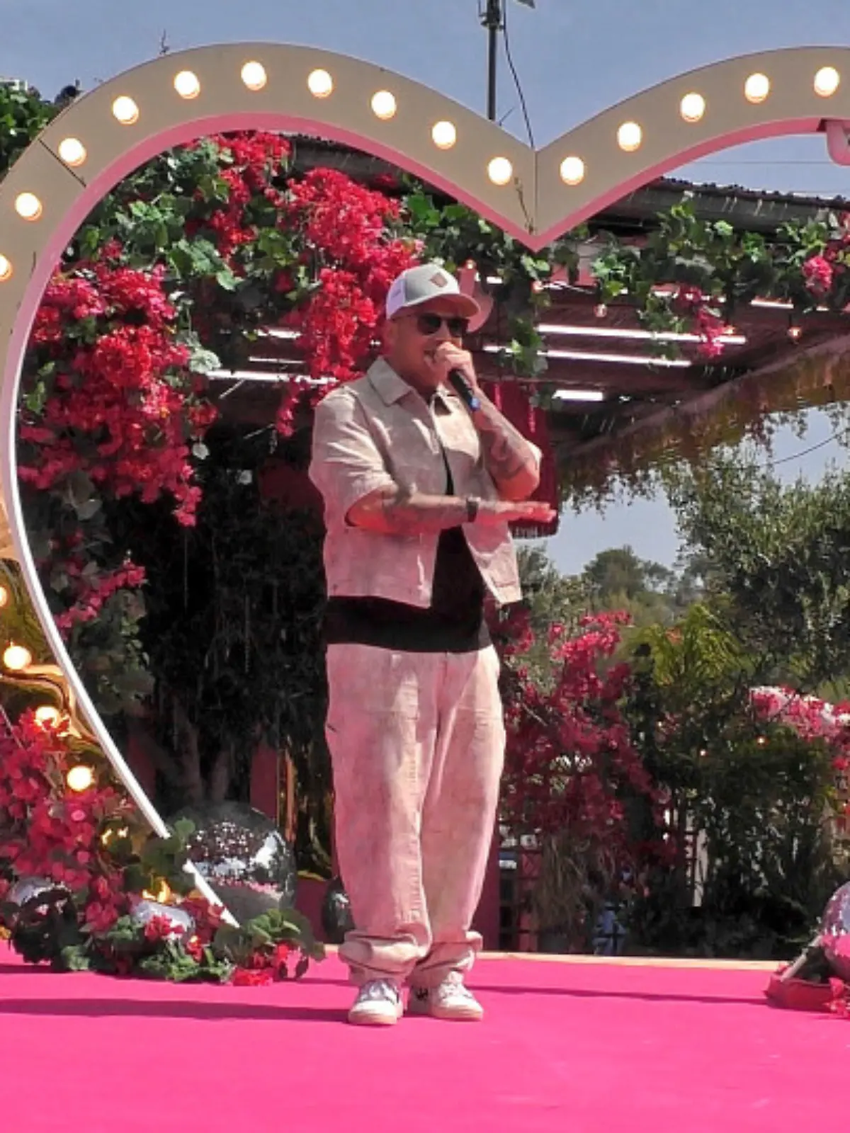 Pietro Lombardi performt seinen Song „Fuego” in der „Love Island VIP”-Villa