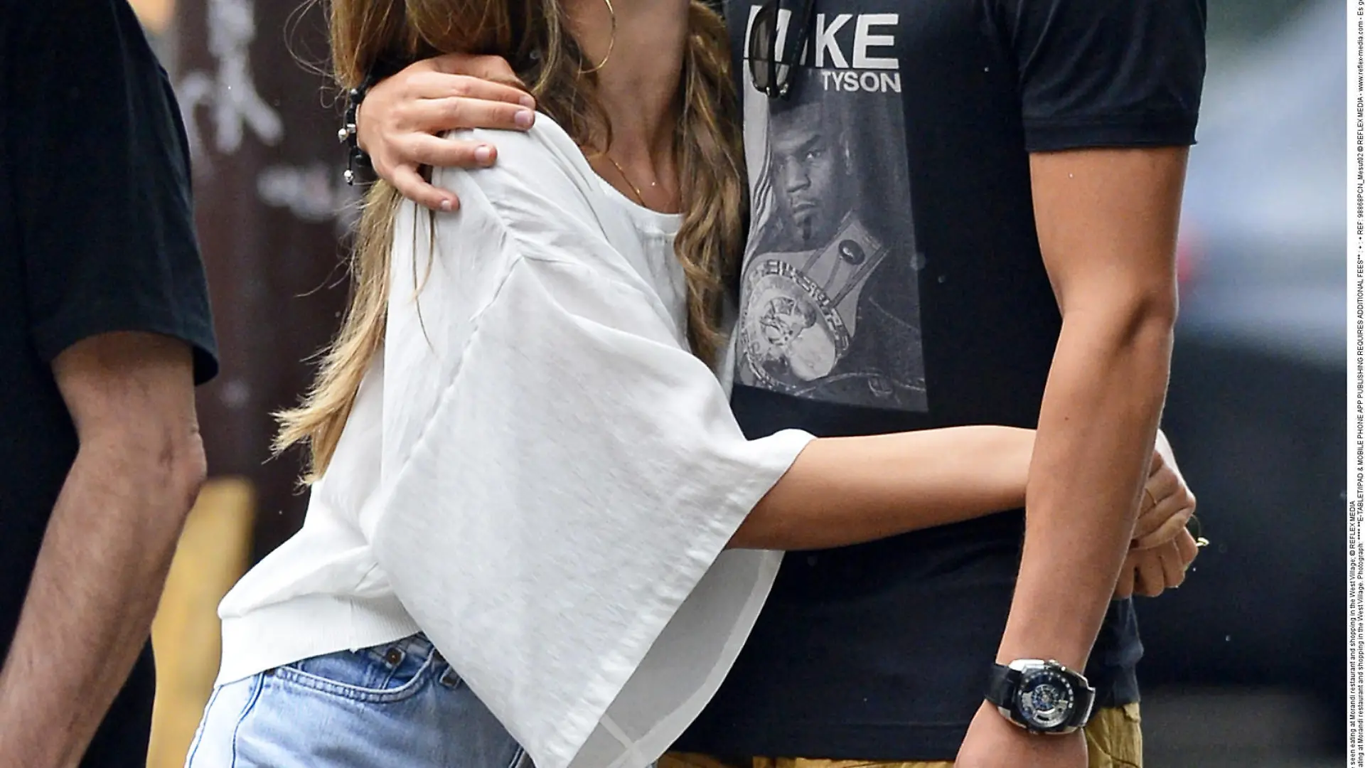 98868, NEW YORK, NEW YORK - Friday, June 14, 2013. German soccer player Mesut Ozil out in rain with her girlfriend Mandy Capristo in New York City. Mesut and Mandy were seen eating at Morandi restaurant and shopping in the West Village. Photograph: **** **E-TABLET/IPAD & MOBILE PHONE APP PUBLISHING REQUIRES ADDITIONAL FEES** : + : + REF: 98868PCN_Mesut02 © REFLEX MEDIA - www.reflex-media.com - Es gelten unsere AGB, die Sie mit Verwendung unserer Fotos und Videos anerkennen.