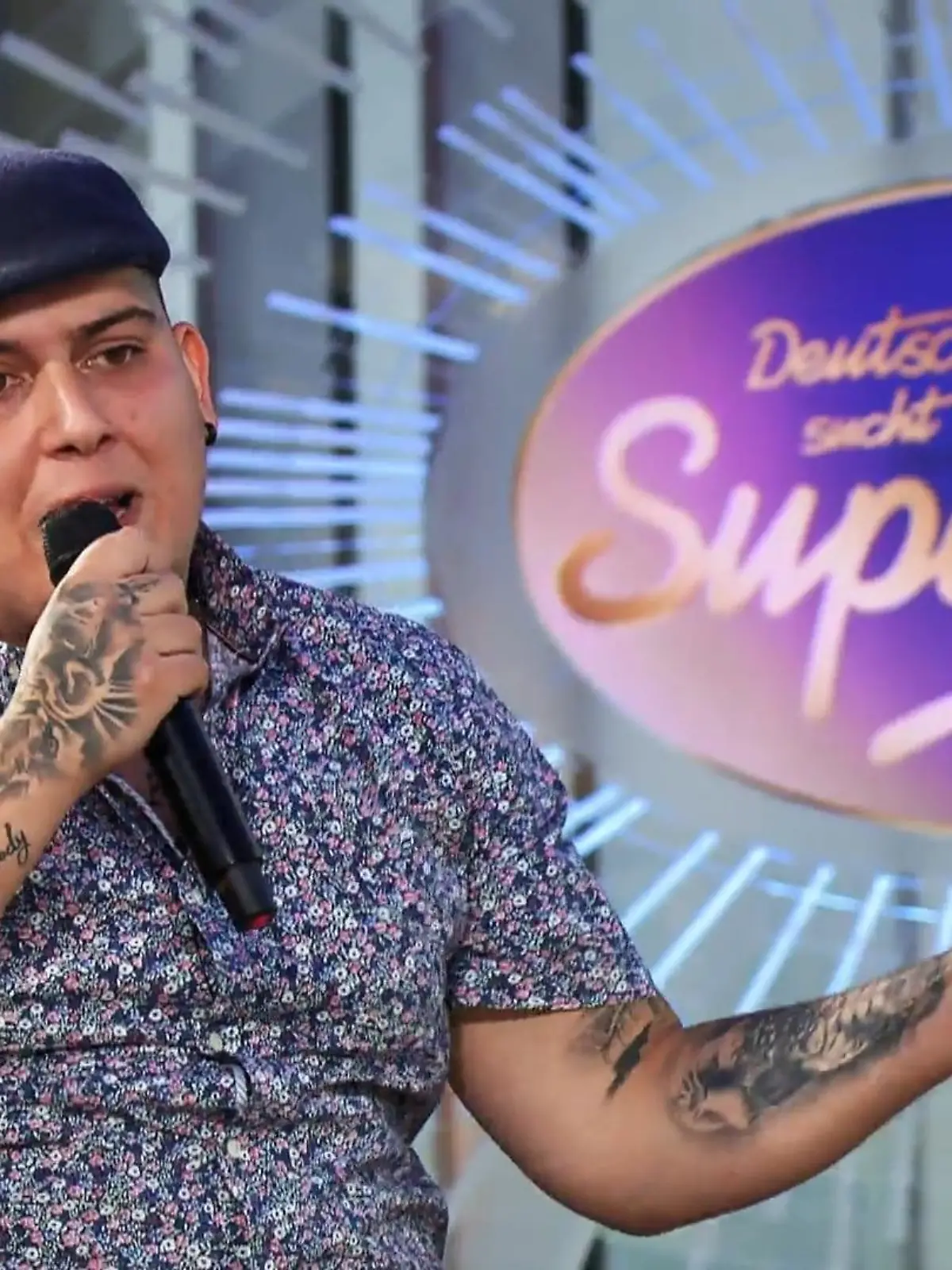 Bild zu: "Nikolaos überrascht mit seinem Rap"