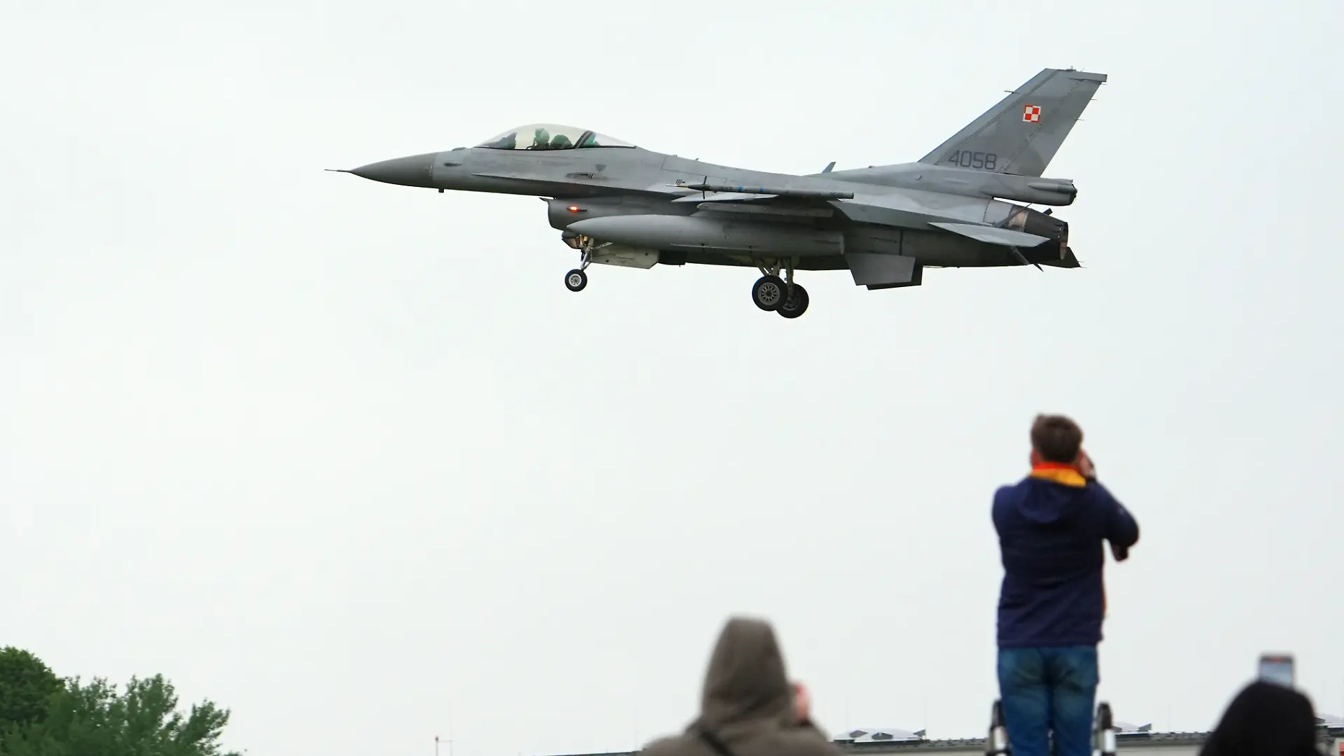 In der polnischen Stadt Radom ist beim Absturz eines Kampfjets vom Typ F-16 ein Mensch ums Leben gekommen. (Archivbild)