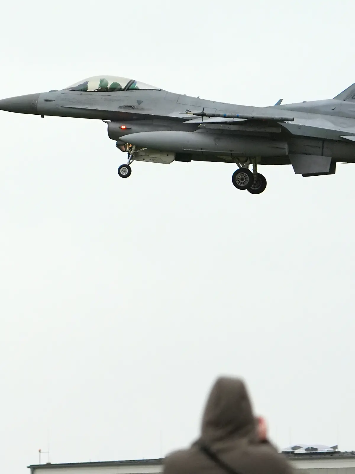  In der polnischen Stadt Radom ist beim Absturz eines Kampfjets vom Typ F-16 ein Mensch ums Leben gekommen. (Archivbild) 