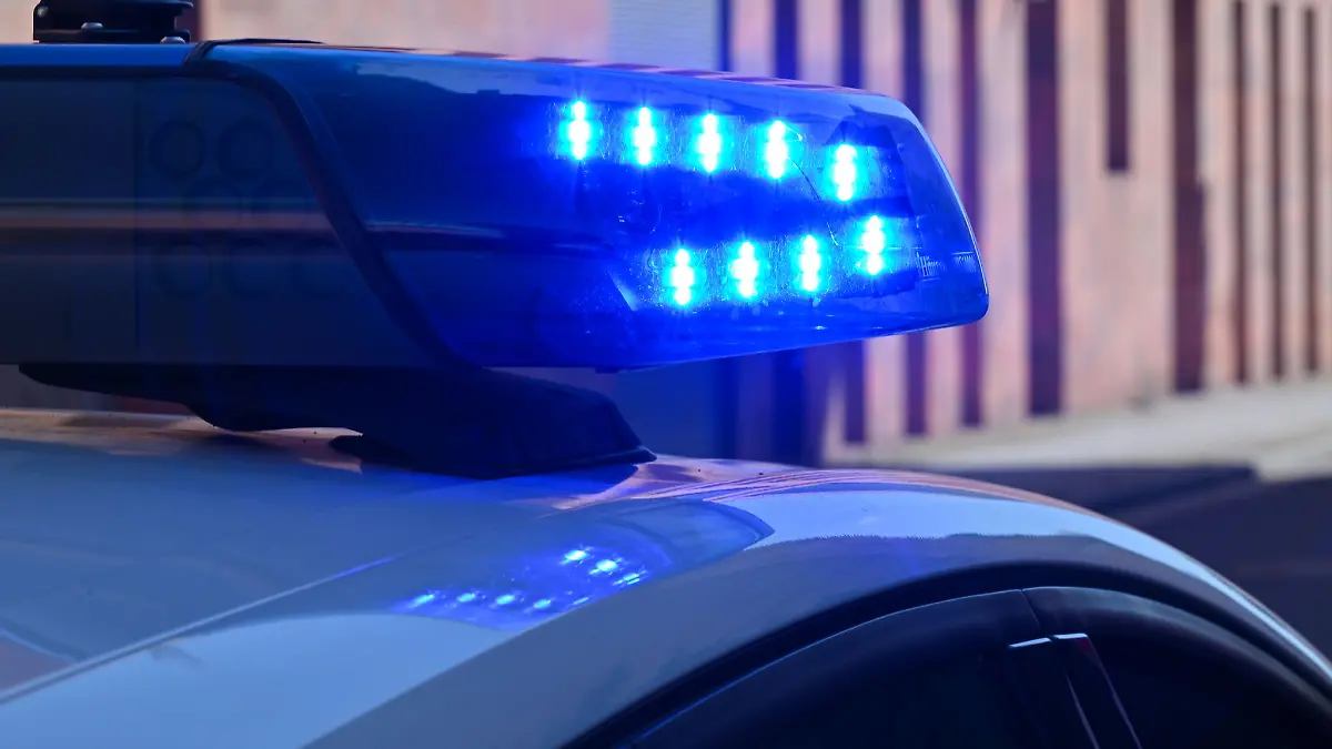 Nach der Flucht vor einer Polizeikontrolle ist es auf der Bundesstraße 158 bei Blumberg zu einem Unfall mit drei Verletzten gekommen. (Symbolbild)