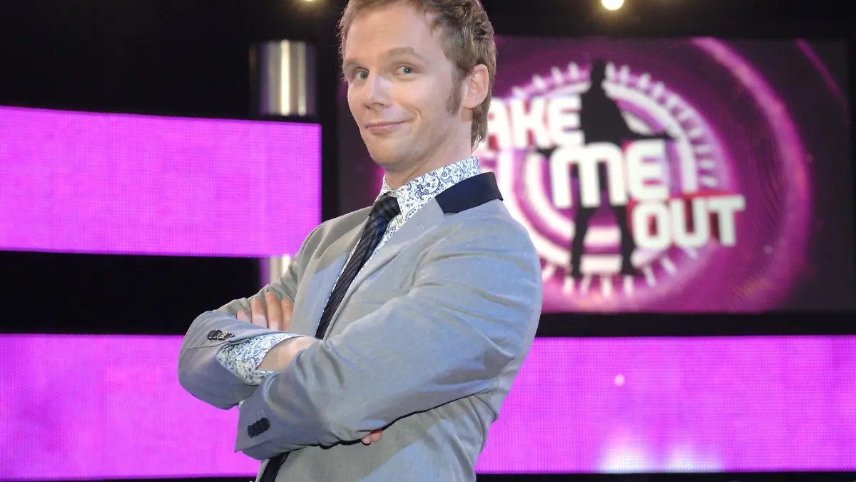 'Take Me Out' - die neue Dating Show bei RTL: Top-Comedian Ralf Schmitz moderiert mit viel Humor und seinem 'angeborenen' Tempo und wird den flirtwilligen Single-Frauen auf den Zahn fühlen.