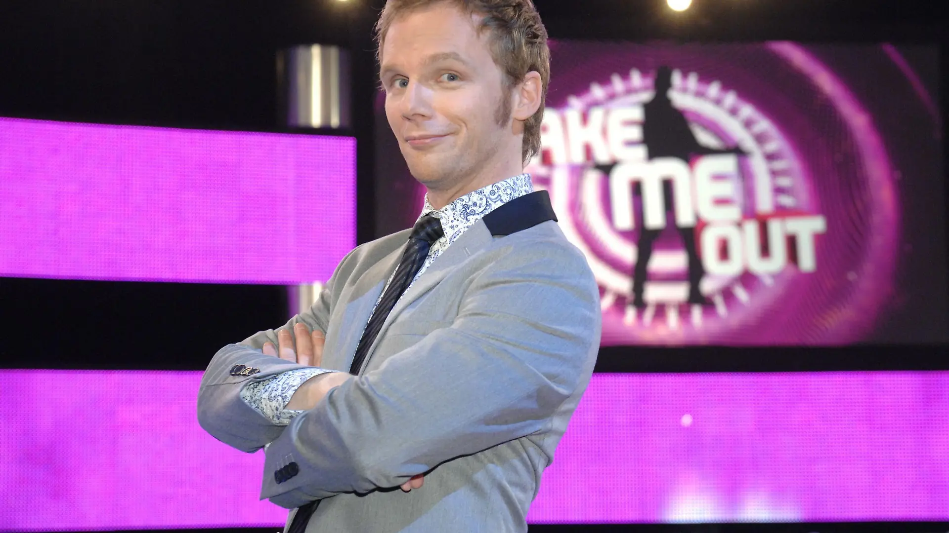 'Take Me Out' - die neue Dating Show bei RTL: Top-Comedian Ralf Schmitz moderiert mit viel Humor und seinem 'angeborenen' Tempo und wird den flirtwilligen Single-Frauen auf den Zahn fühlen.