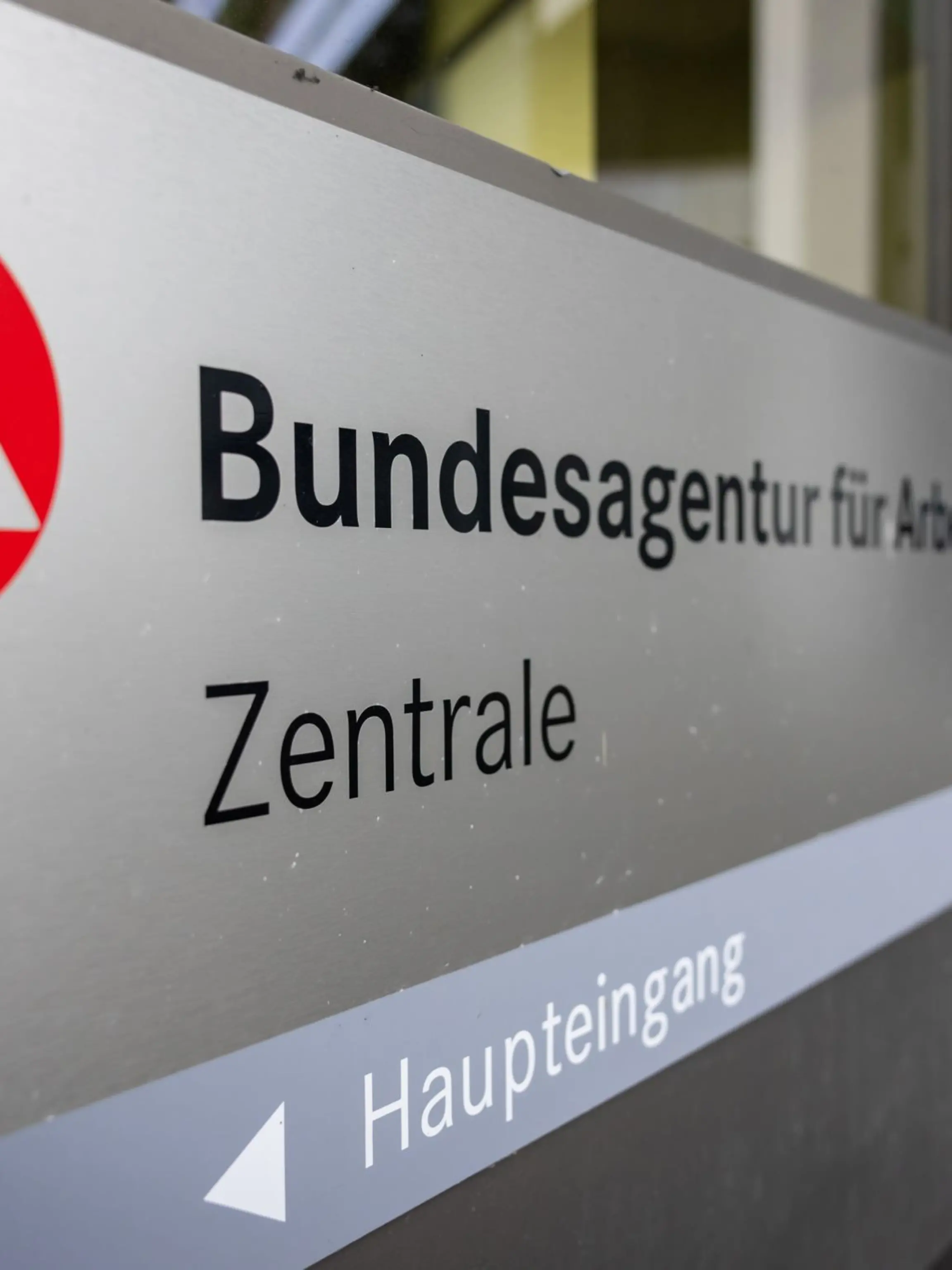 Bild zu: "Mehr als drei Millionen Arbeitslose – das gab’s seit zehn Jahren nicht mehr!"