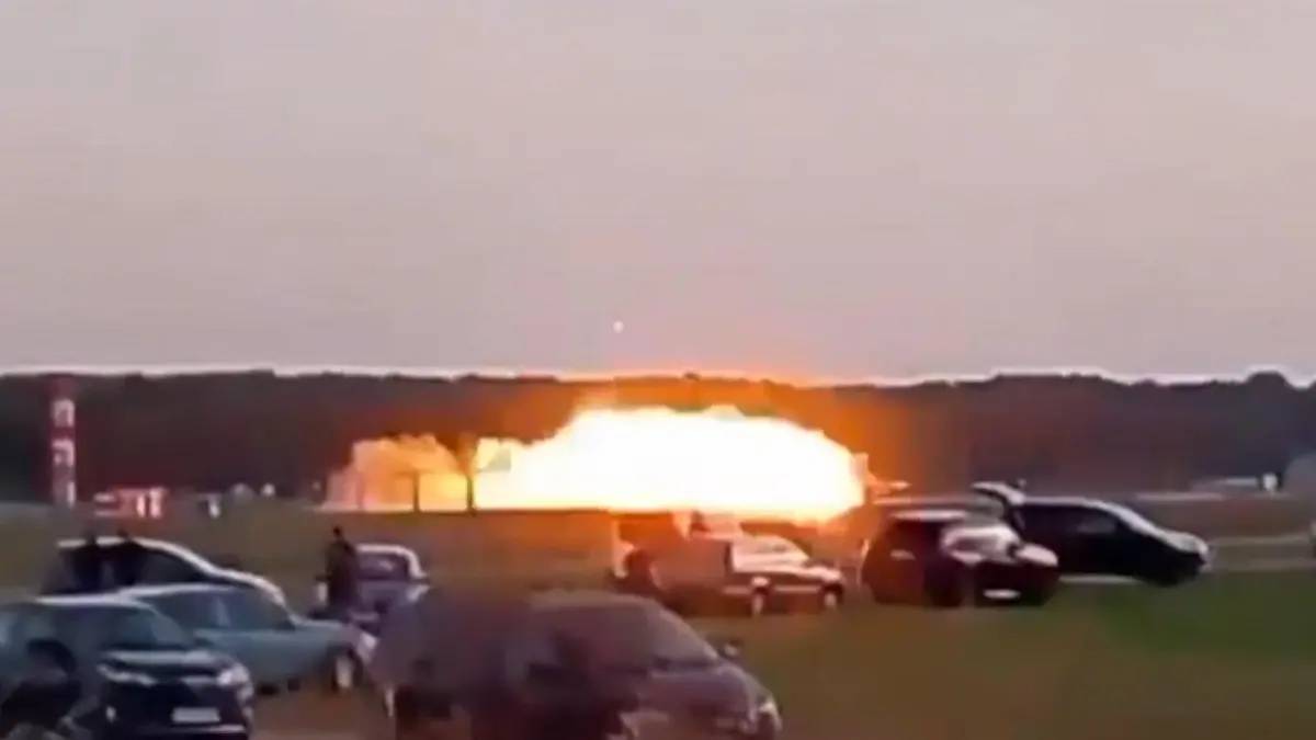 Flugshow wird zur Tragödie! Pilot stirbt bei Kampfjet-Absturz Dramatische Szenen in Polen