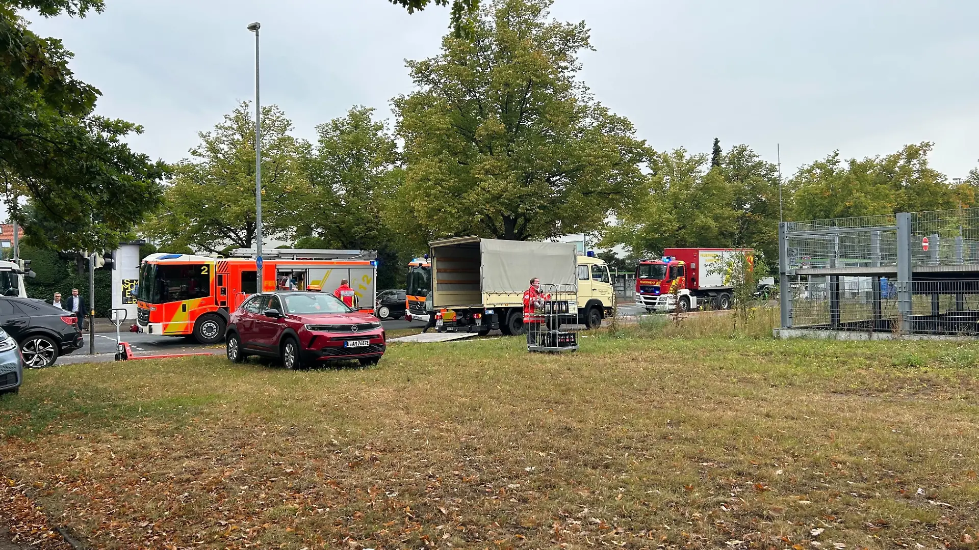 Polizei und Feuerwehr sind mit zahlreichen Kräften vor Ort.