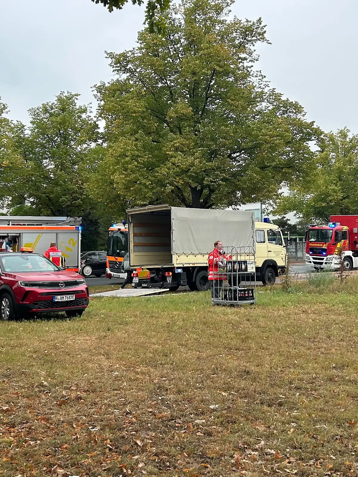 Polizei und Feuerwehr sind mit zahlreichen Kräften vor Ort.