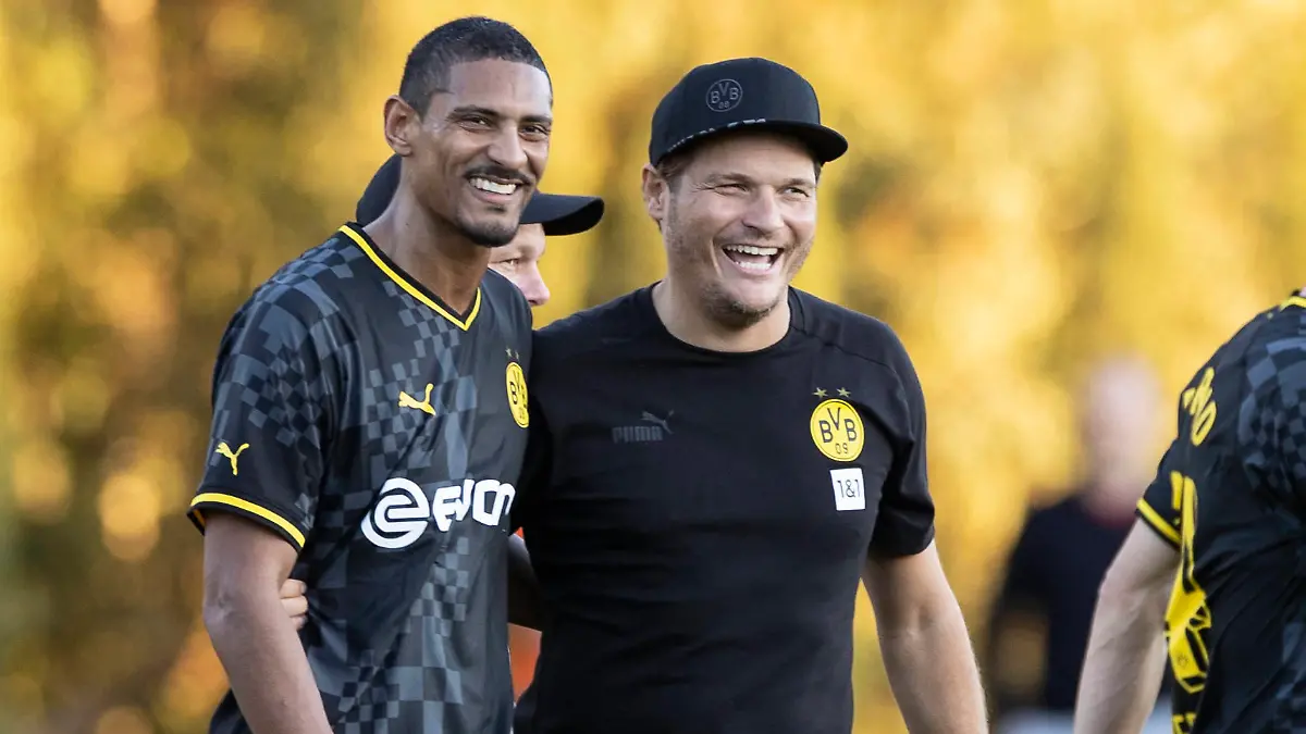 Fußball: 1. Bundesliga, Saison 2022/2023, Testspiel Borussia Dortmund - Fortuna Düsseldorf am 10.01.2023 in Marbella Spanien. Dortmunds Trainer Edin Terzic rechts umarmt nach dem Spiel Sebastien Haller *** Soccer 1 Bundesliga, season 2022 2023, test match Borussia Dortmund Fortuna Düsseldorf on 10 01 2023 in Marbella Spain Dortmunds coach Edin Terzic right hugs Sebastien Haller after the game Copyright: xKirchner/MarcoxSteinbrennerx