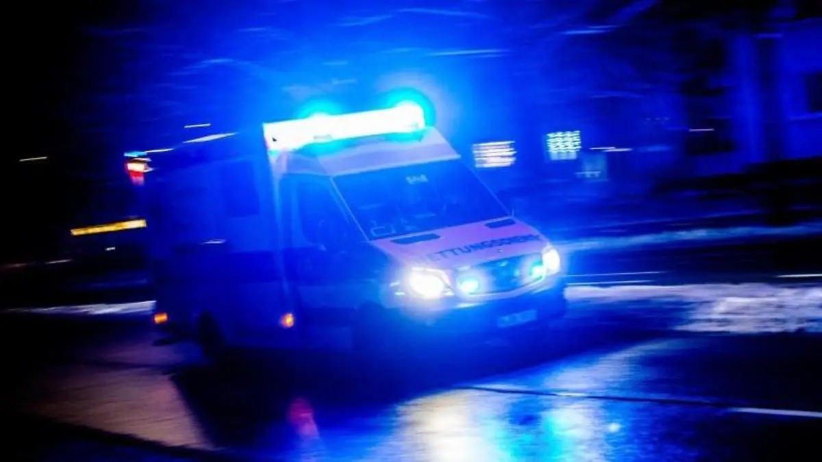 Rettungswagen mit Blaulicht im Einsatz. Foto: Nicolas Armer/Symbolbild