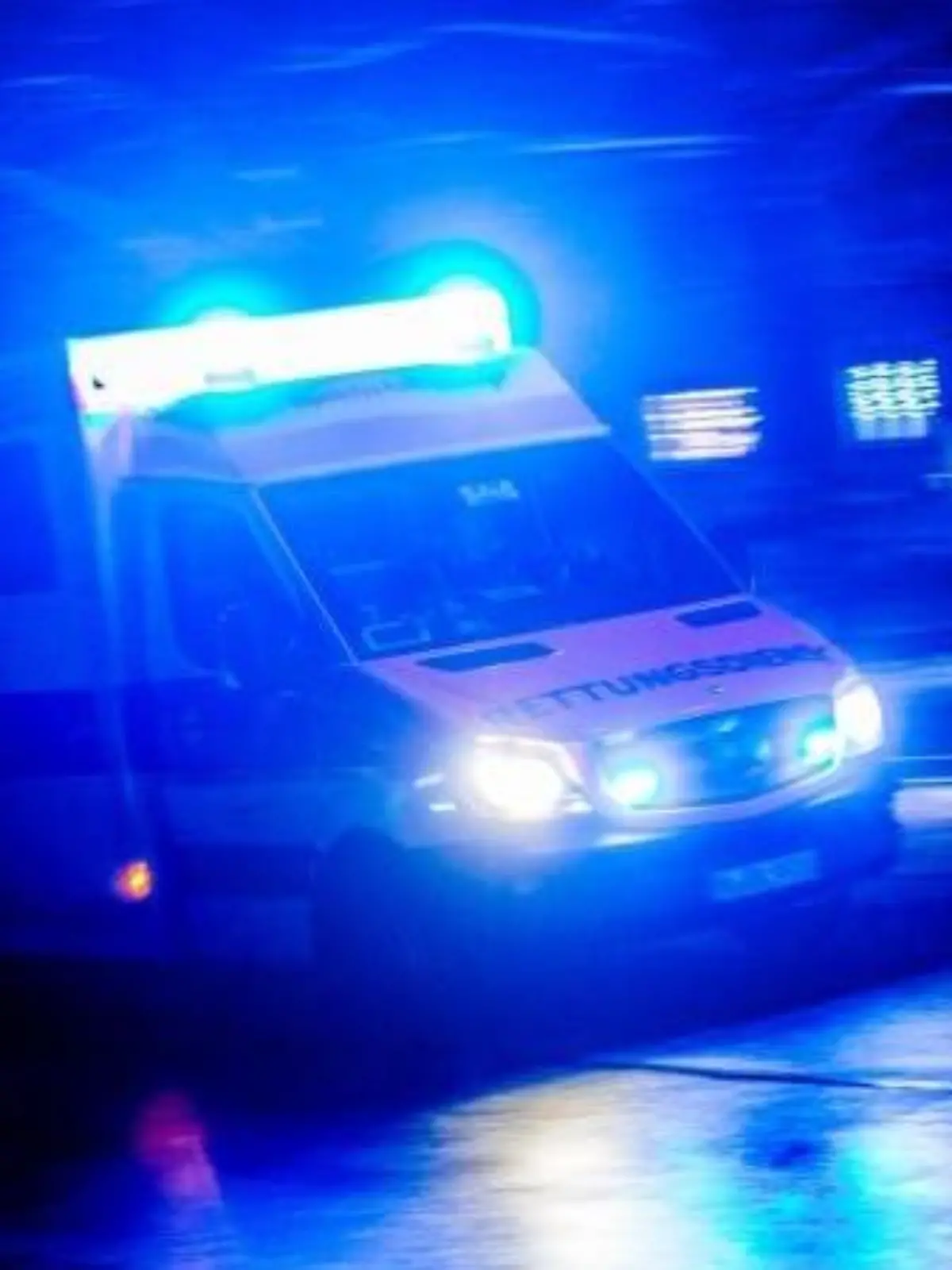 Rettungswagen mit Blaulicht im Einsatz. Foto: Nicolas Armer/Symbolbild