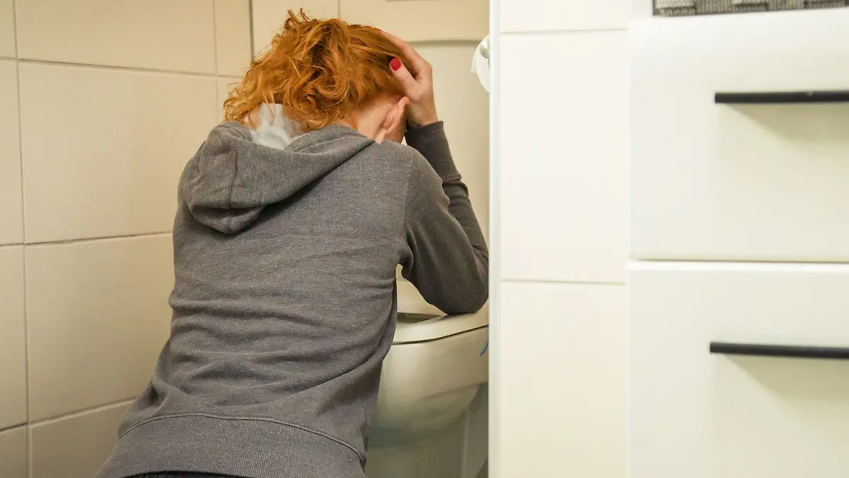 Kommen bei Brechdurchfällen Beschwerden wie starke Kreislaufprobleme, Schwindel oder Fieber hinzu, ist es ratsam einen Arzt aufzusuchen.