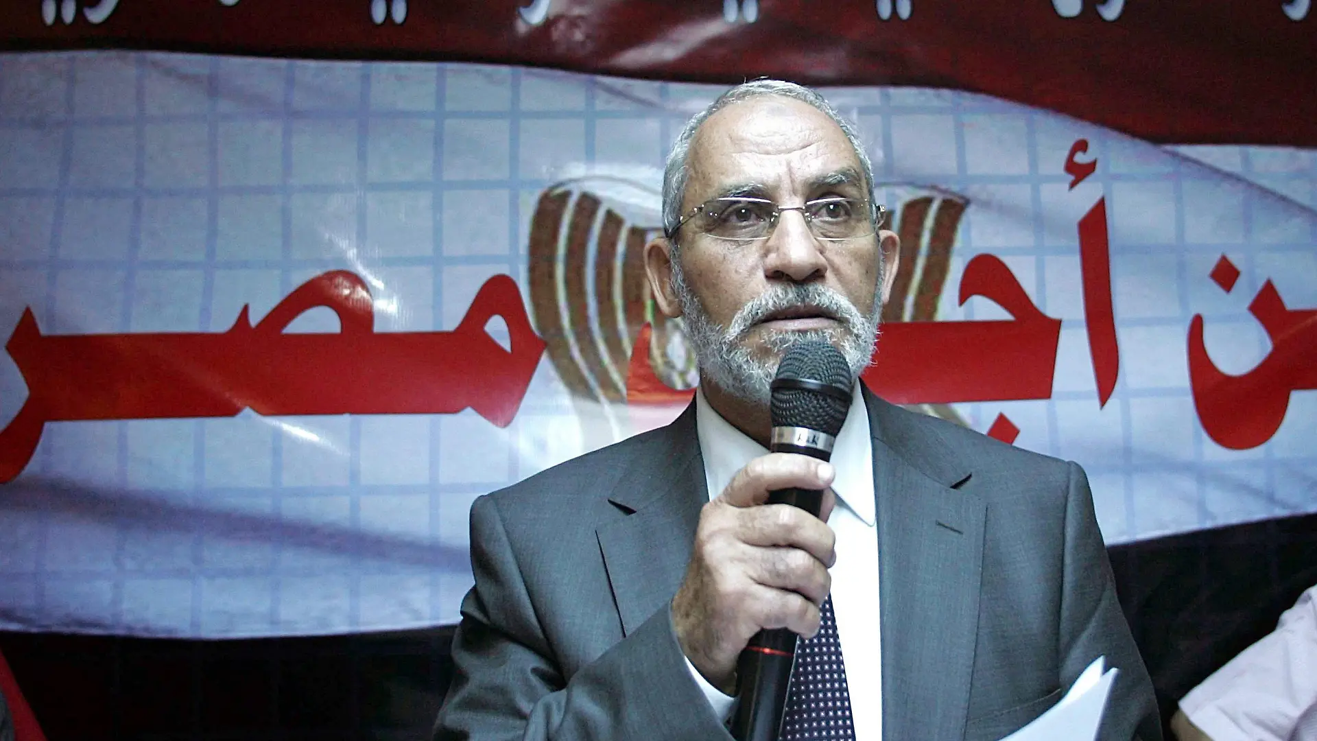 ARCHIV - Mohammed Badie, Oberhaupt der Muslimbruderschaft, spricht am 20.06.2010 während einer Versammlung poltischer Parteien in Kairo (Ägypten) zu Medienvertretern. Am 22.03.2014 beginnt ein weiterer Prozess gegen Badie und 637 andere Mitgliedern der islamistischen Organisation wegen Anstiftung zu gewalttätigen Protesten in Minia (Ägypten) im Juli und August 2013. Foto: Mohamed Omar/epa +++(c) dpa - Bildfunk+++